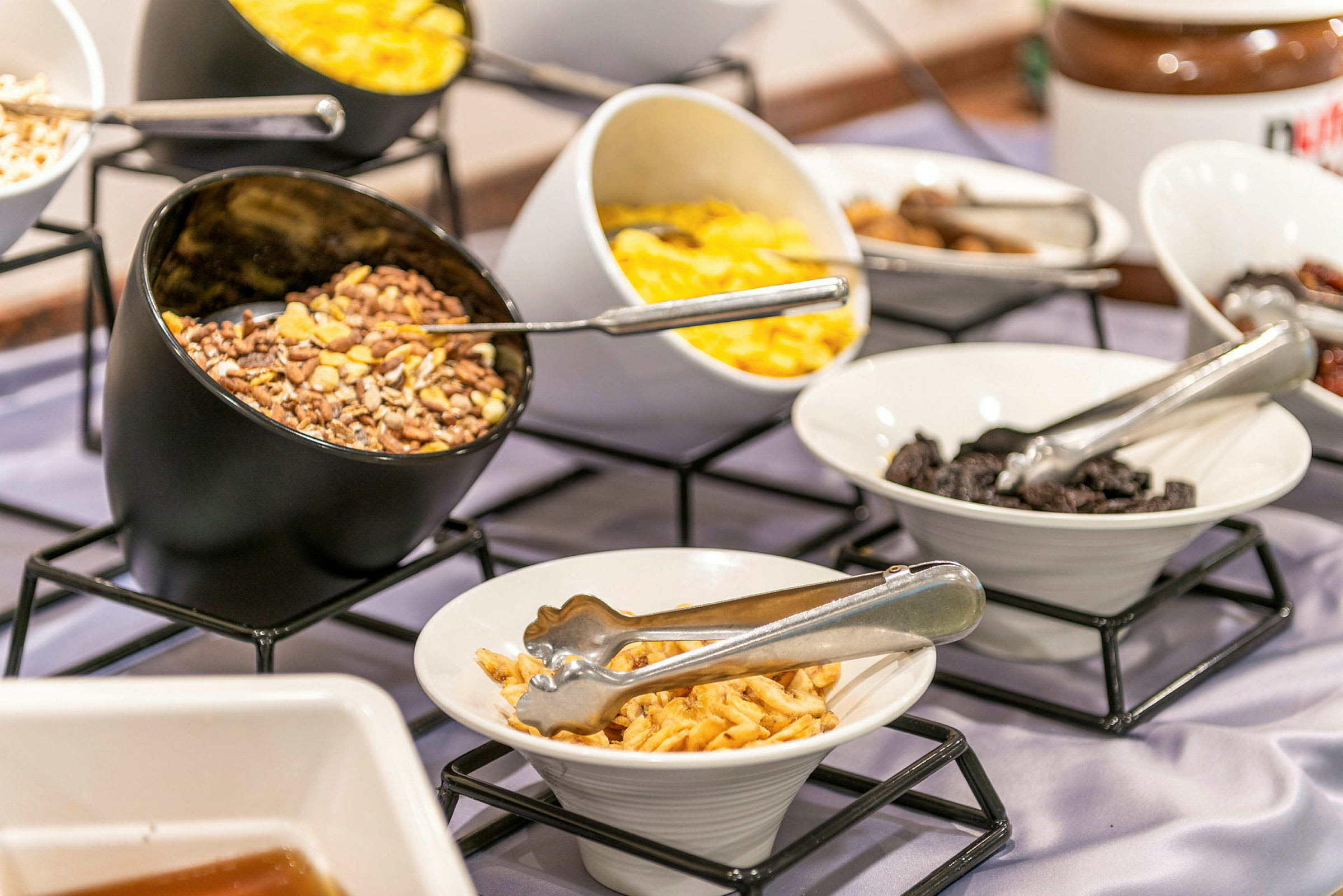 Skålar med olika ingredienser, inklusive nötter och torkad frukt. (AI-genererad text)