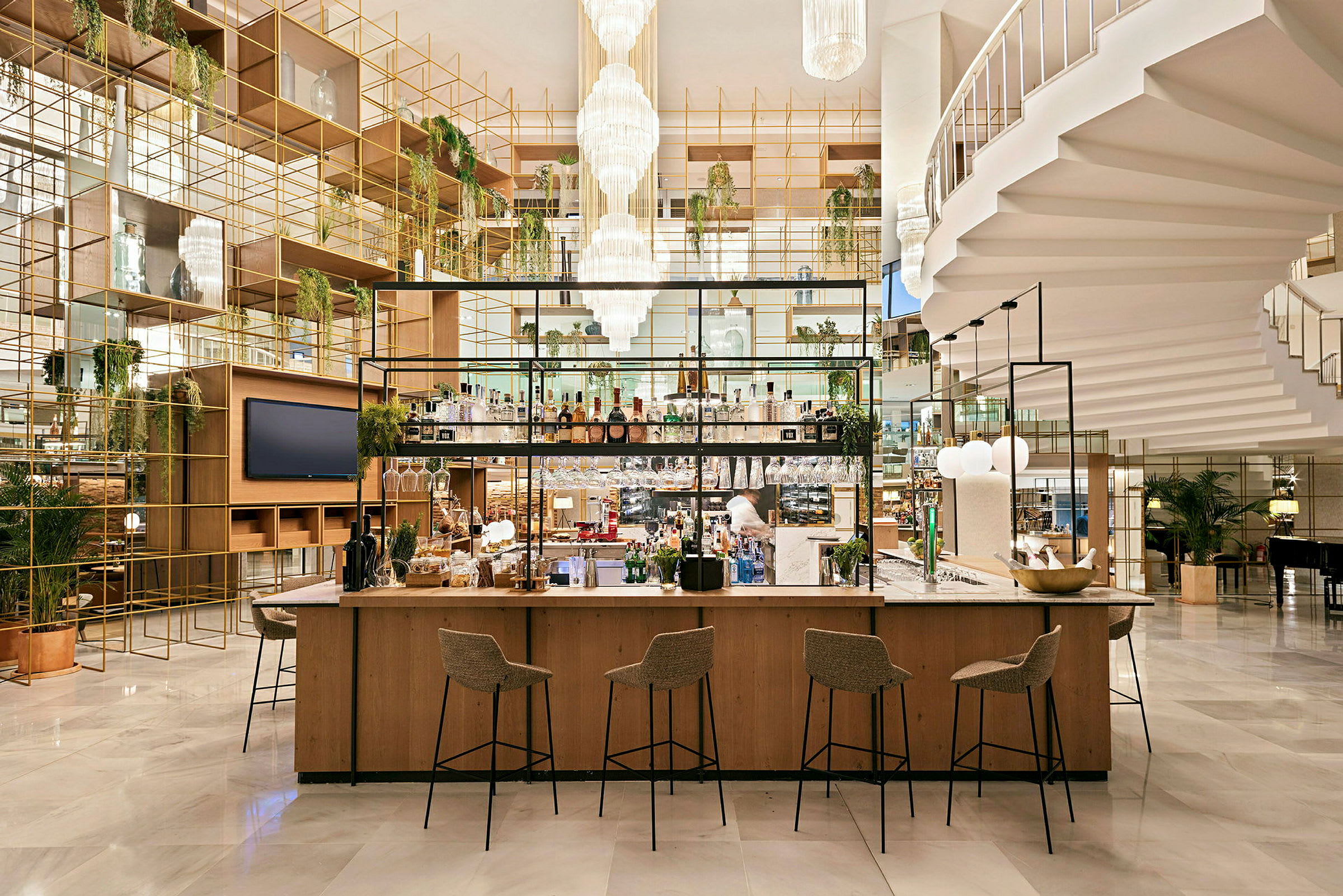 En modern bar med stilfulla inredningsdetaljer och sittplatser. (AI-genererad text)