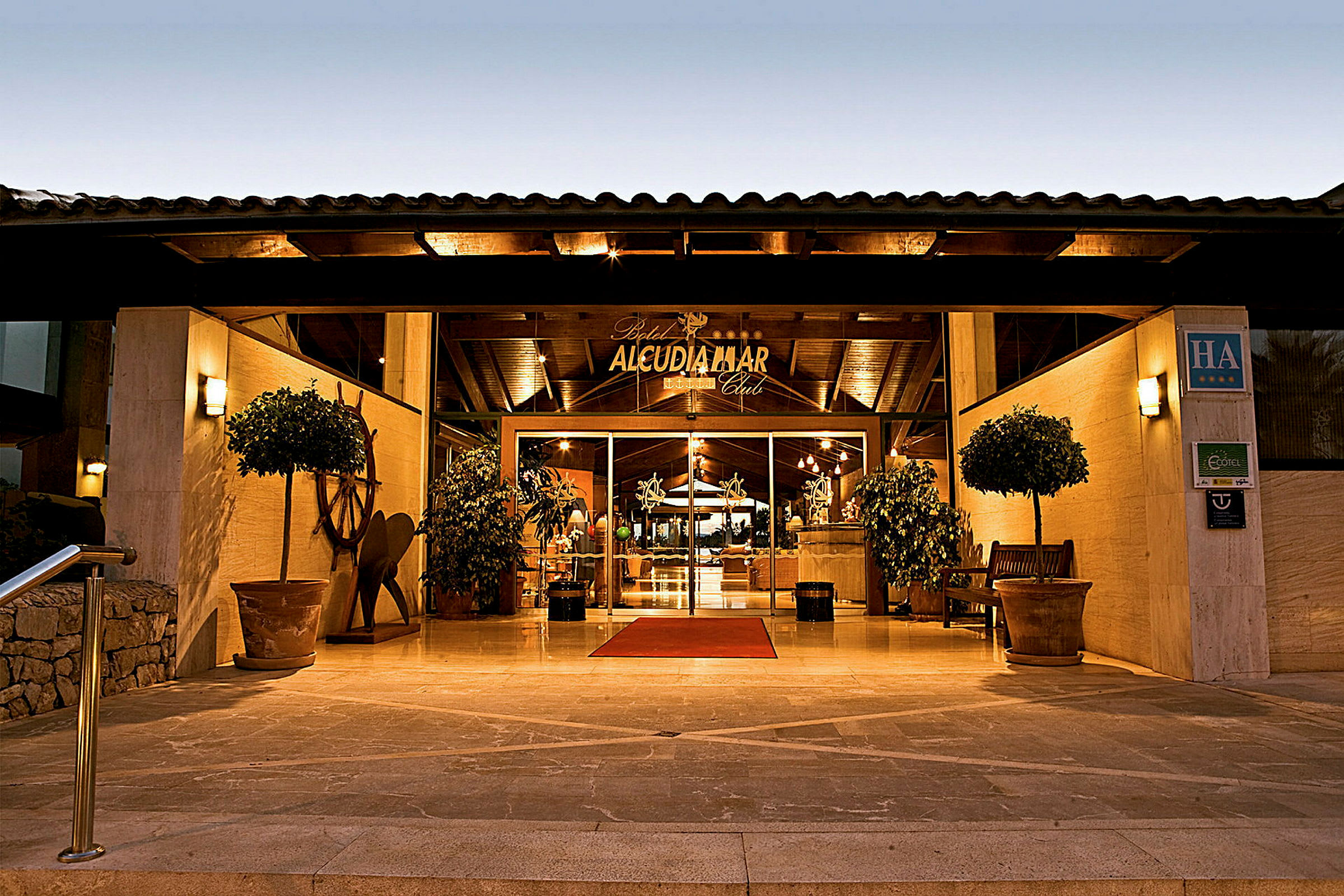 Entré till Alcudia Mar Club Hotel under kvällstid. (AI-genererad text)