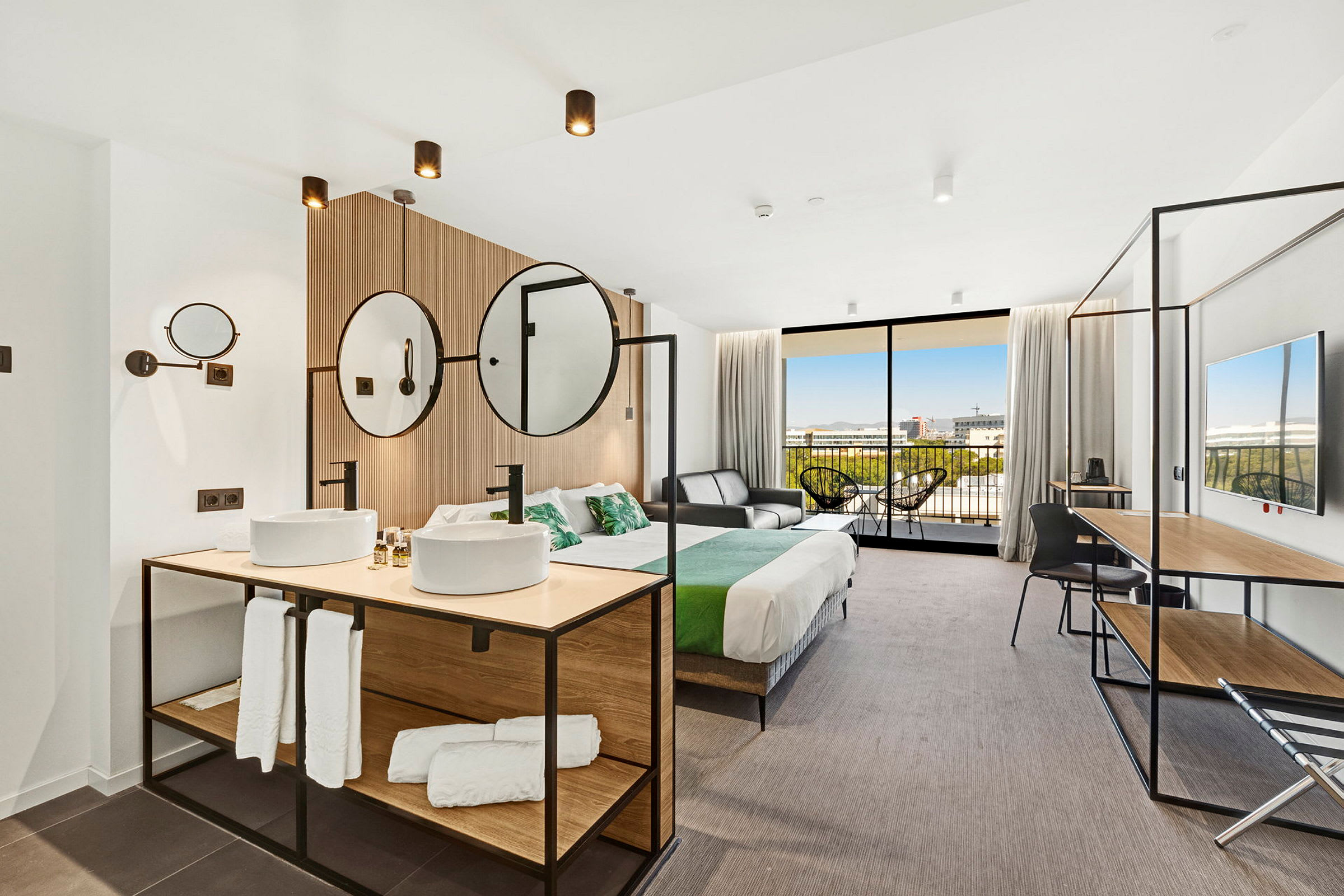 Moderna hotellrum med dubbelsäng, sittmöbler och badrumsdel. (AI-genererad text)
