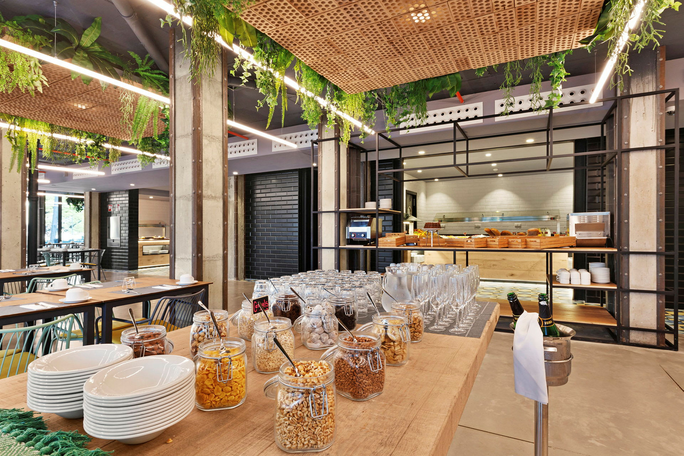 En buffé med glasburkar fyllda med olika sorts flingor och skålar för servering i en modern restaurangmiljö. (AI-genererad text)
