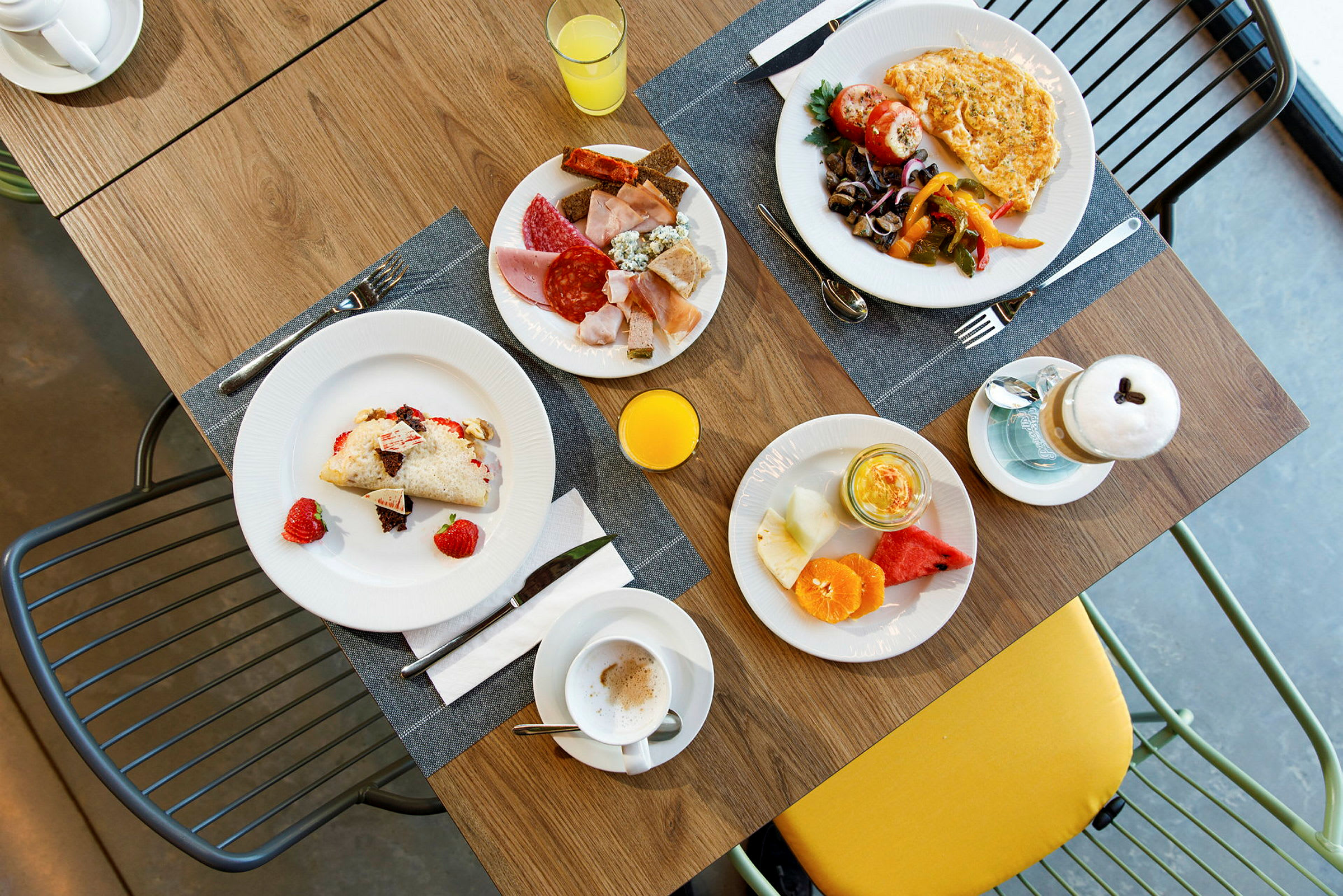 En frukost som står uppdukad på ett bord med flera olika rätter och drycker. (AI-genererad text)