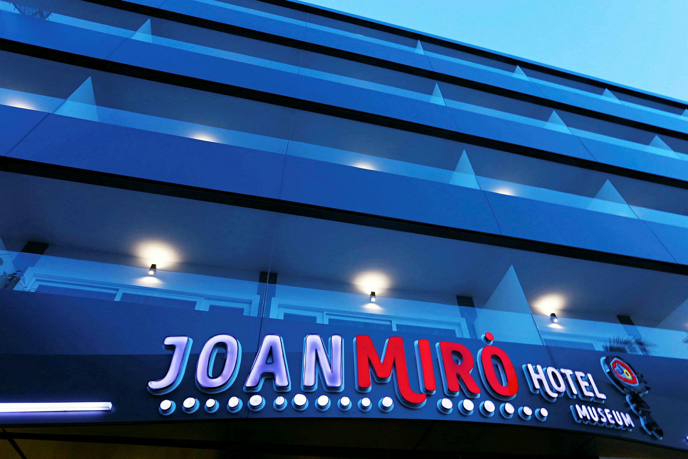 Fasaden av ett hotell med en skylt som lyder "Joan Miró Hotel Museum". (AI-genererad text)