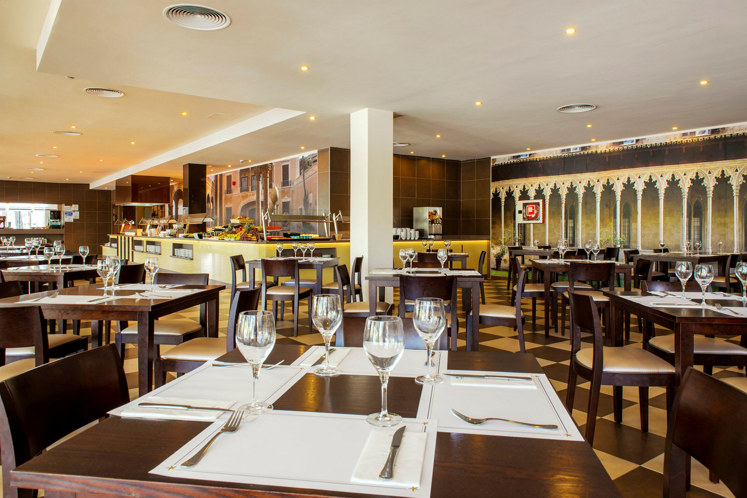 En modern restaurang med dukade bord och en serveringsbuffé. (AI-genererad text)