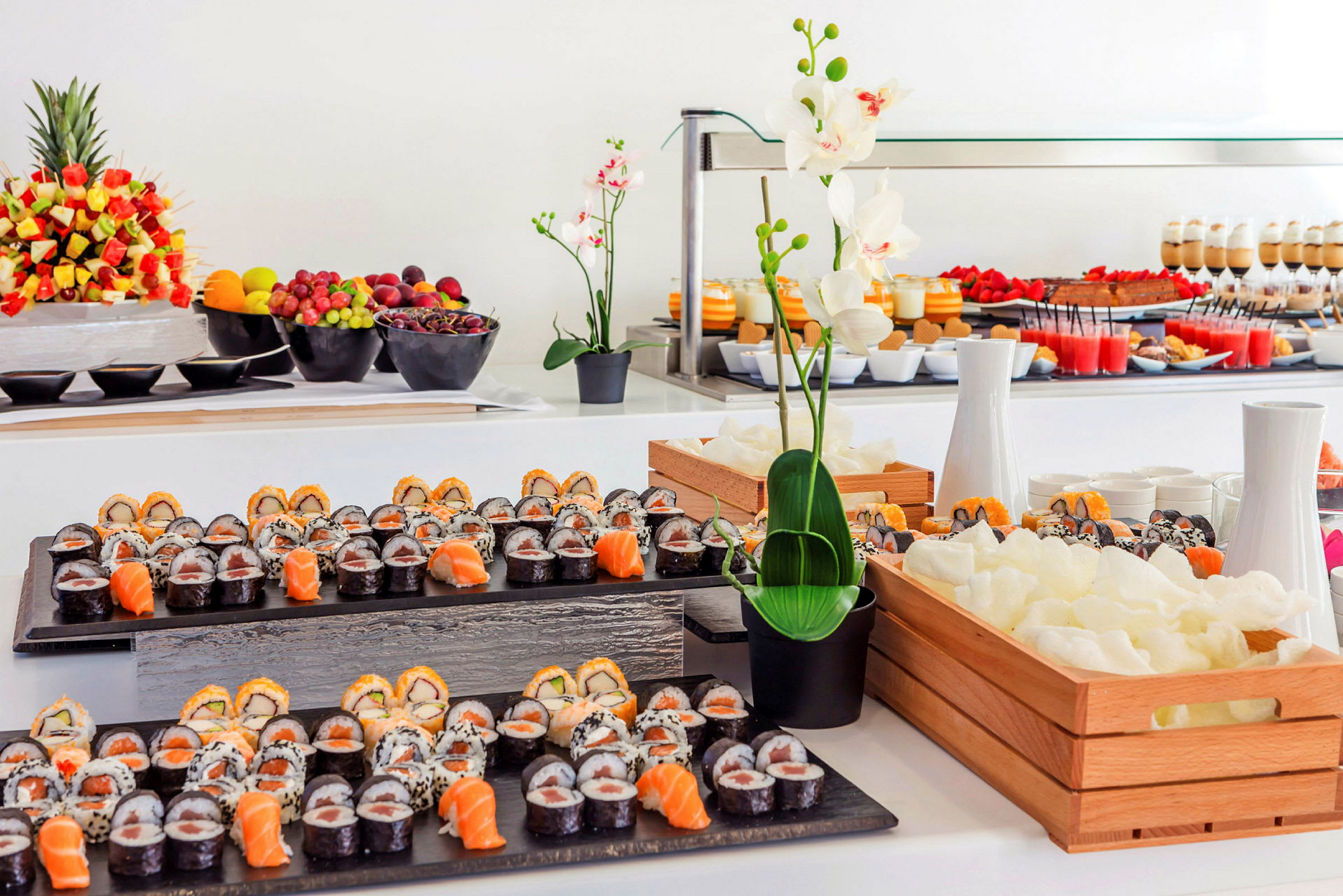 Sushi och andra maträtter på en buffé. (AI-genererad text)