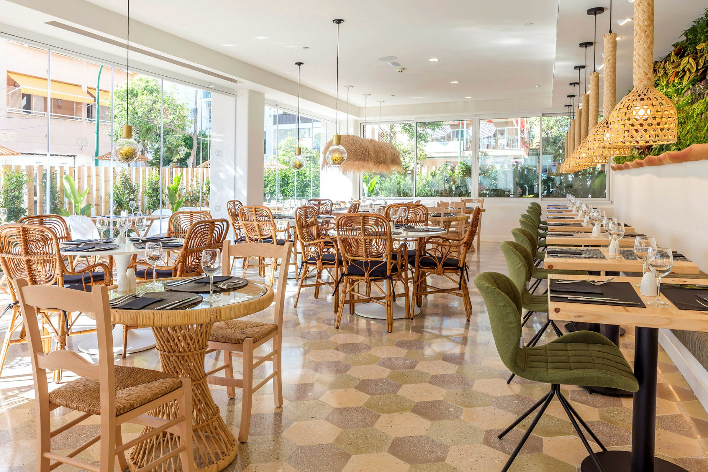 Modern restaurang med bord och stolar i trä och rotting. (AI-genererad text)