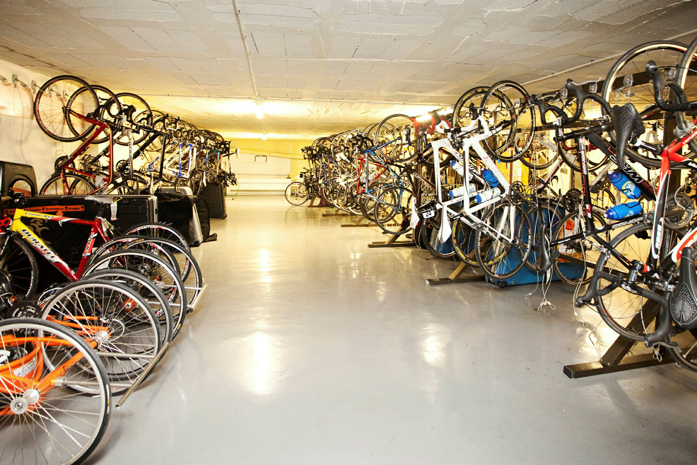 En cykelförvaring med många cyklar uppställda på stativ. (AI-genererad text)