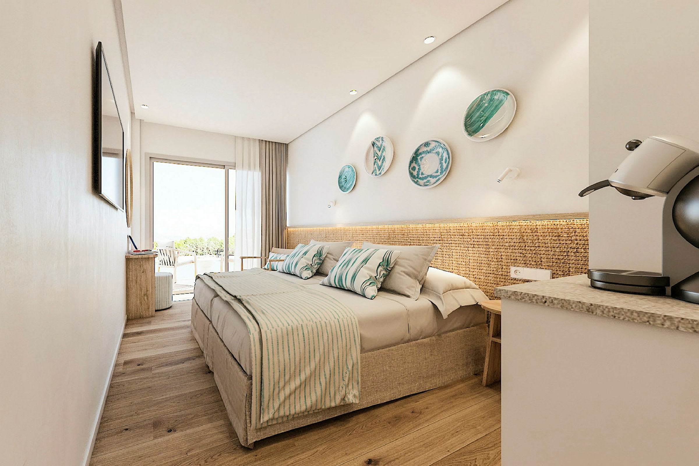 Ett modernt hotellrum med en dubbelsäng, dekorativa prydnadsskålar på väggen, en kaffemaskin och stora glasdörrar som leder till en balkong. (AI-genererad text)