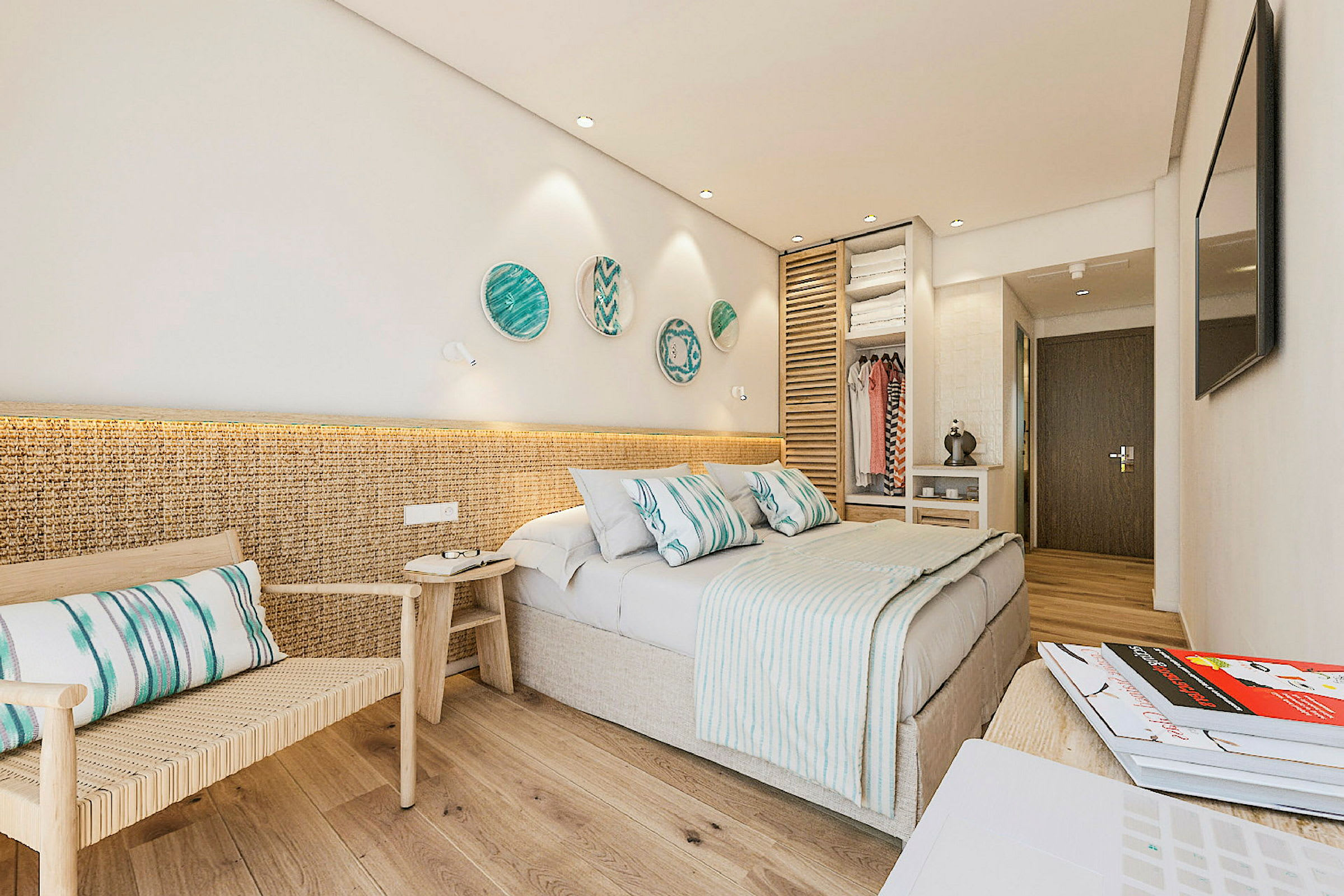Ett hotellrum med en dubbelsäng, sittmöbel och öppet garderobsutrymme. (AI-genererad text)