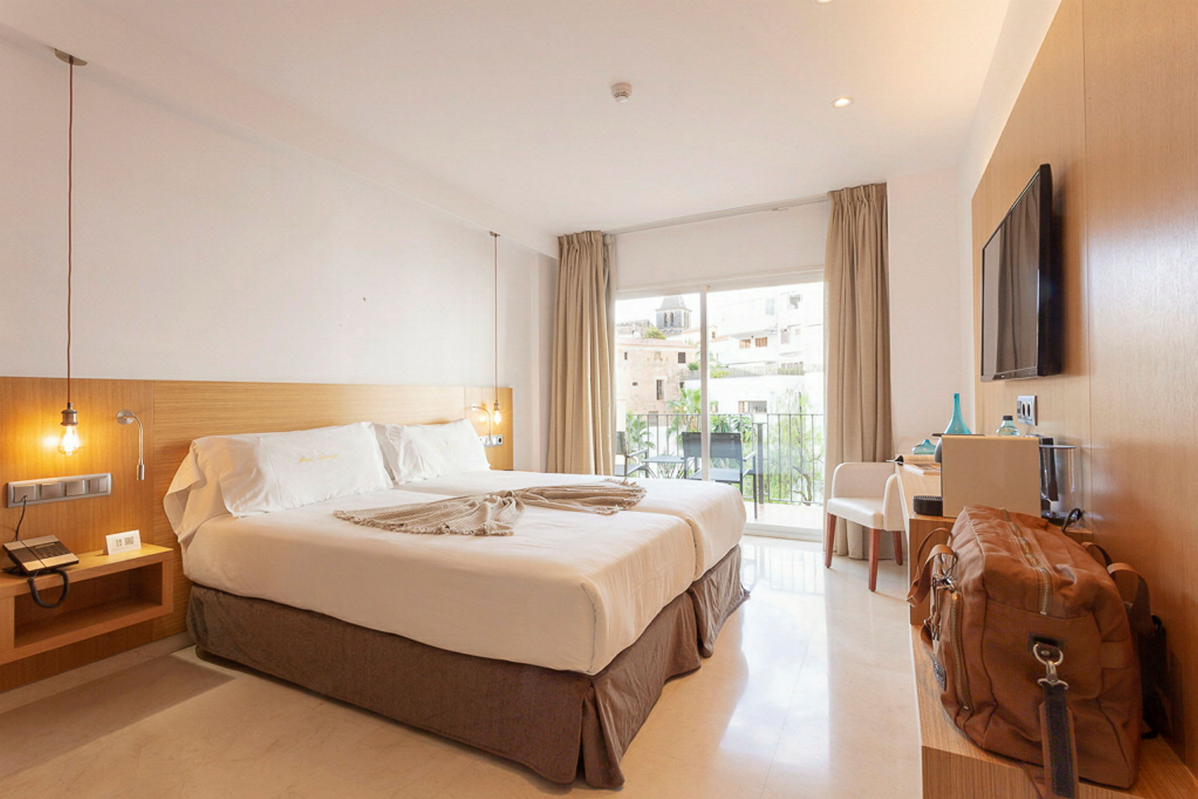 Ett hotellrum med en dubbelsäng, ett fönster med utsikt och modern inredning. (AI-genererad text)