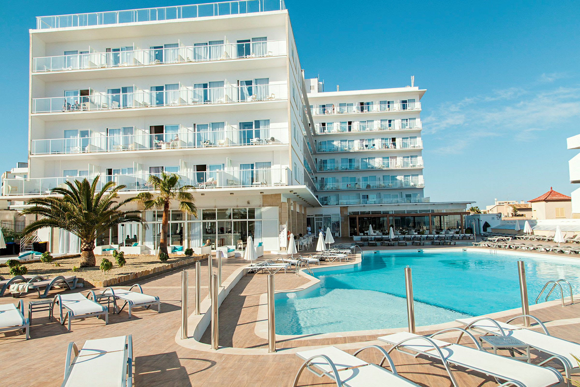 Ett hotell med flera våningar vid en pool. (AI-genererad text)