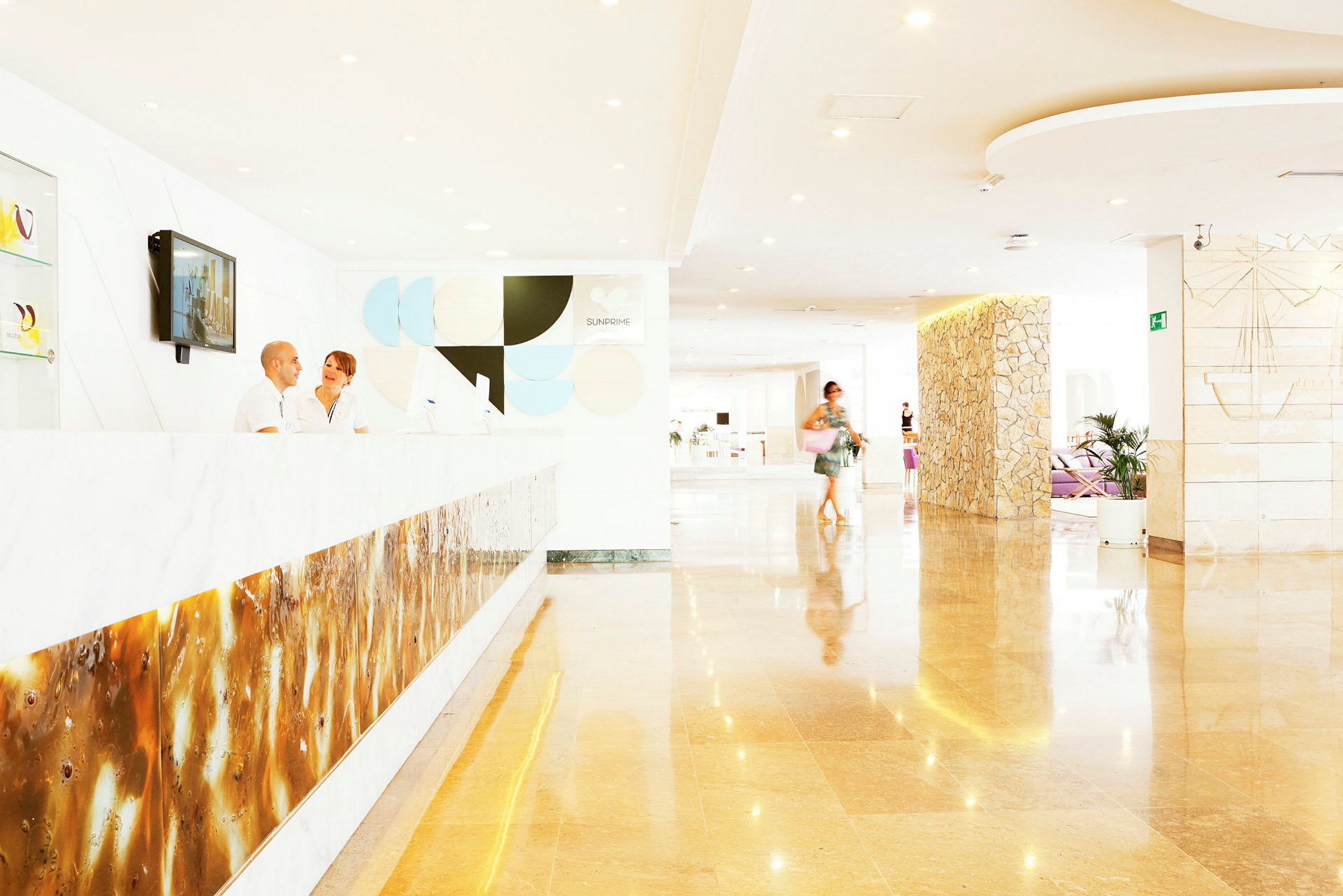Hotellobby med reception och modern inredning. (AI-genererad text)