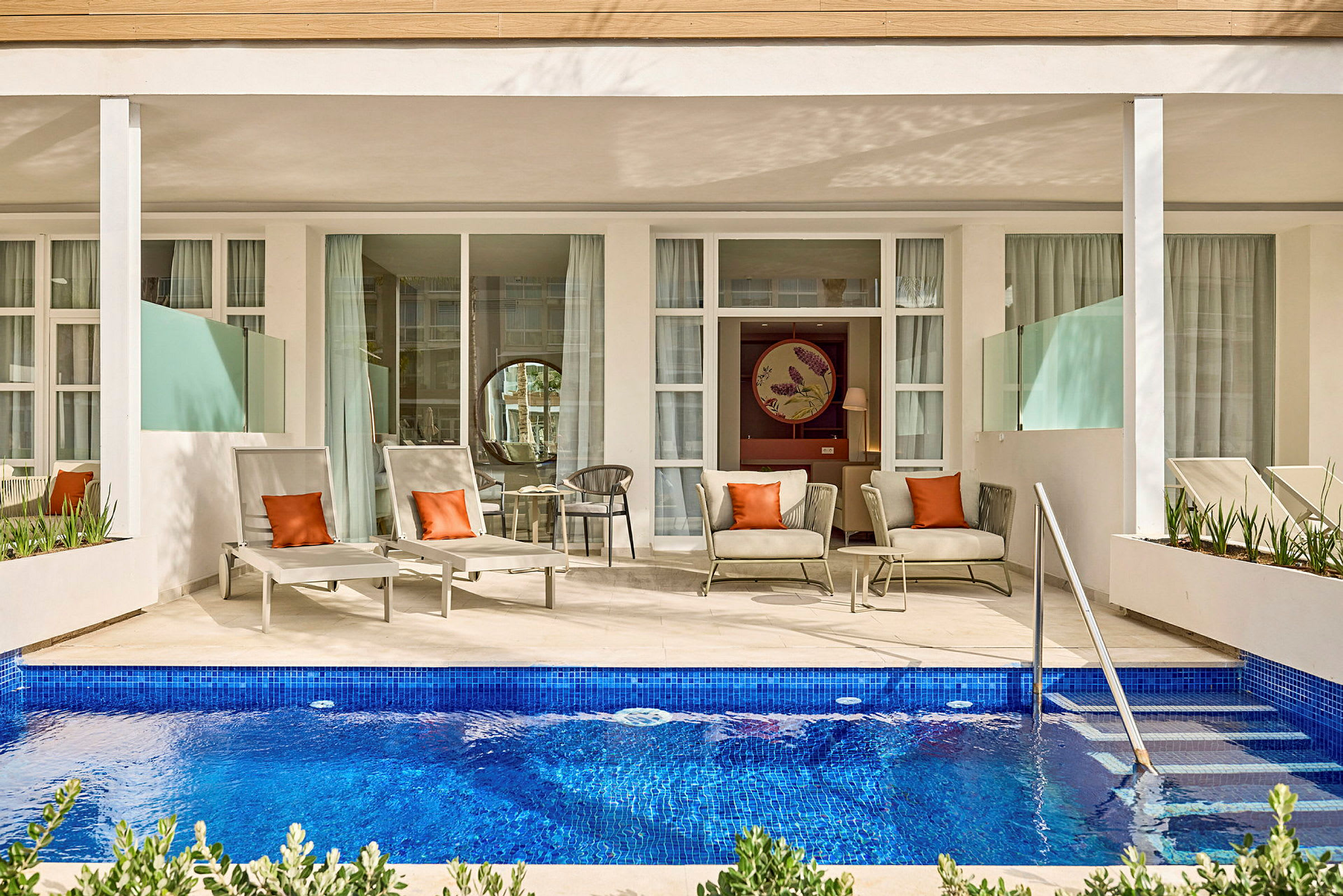 En terrass med solsängar och sittmöbler framför en privat pool. (AI-genererad text)