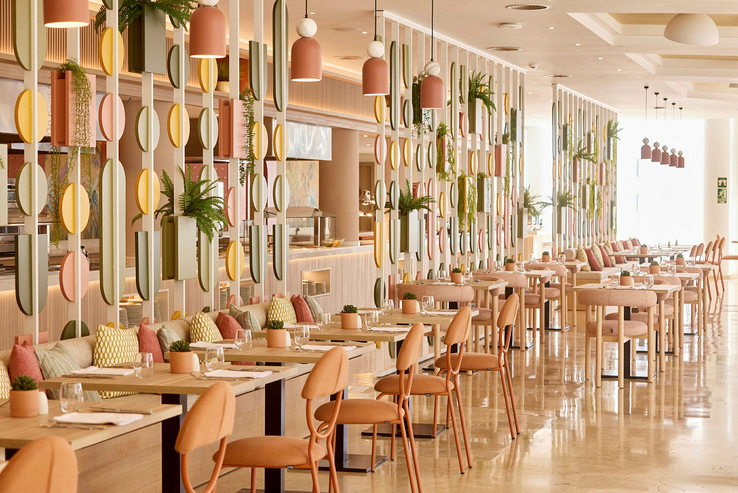 Bild av en modern och elegant restauranginteriör med pastellfärgade inredningsdetaljer och möbler. (AI-genererad text)