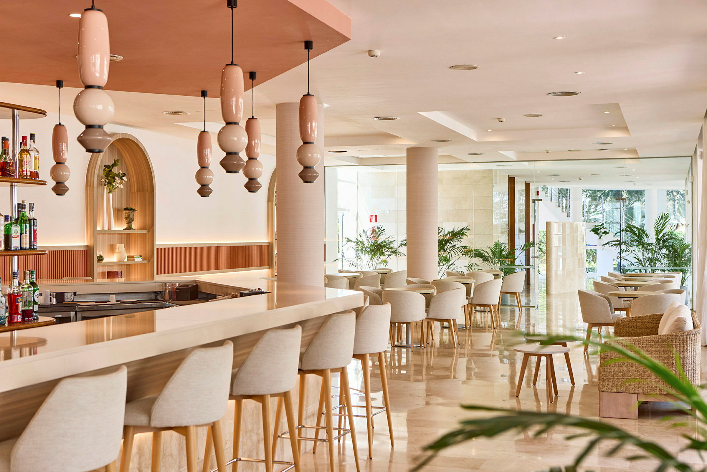 En modern hotellbar med eleganta stolar och dekorativ belysning. (AI-genererad text)