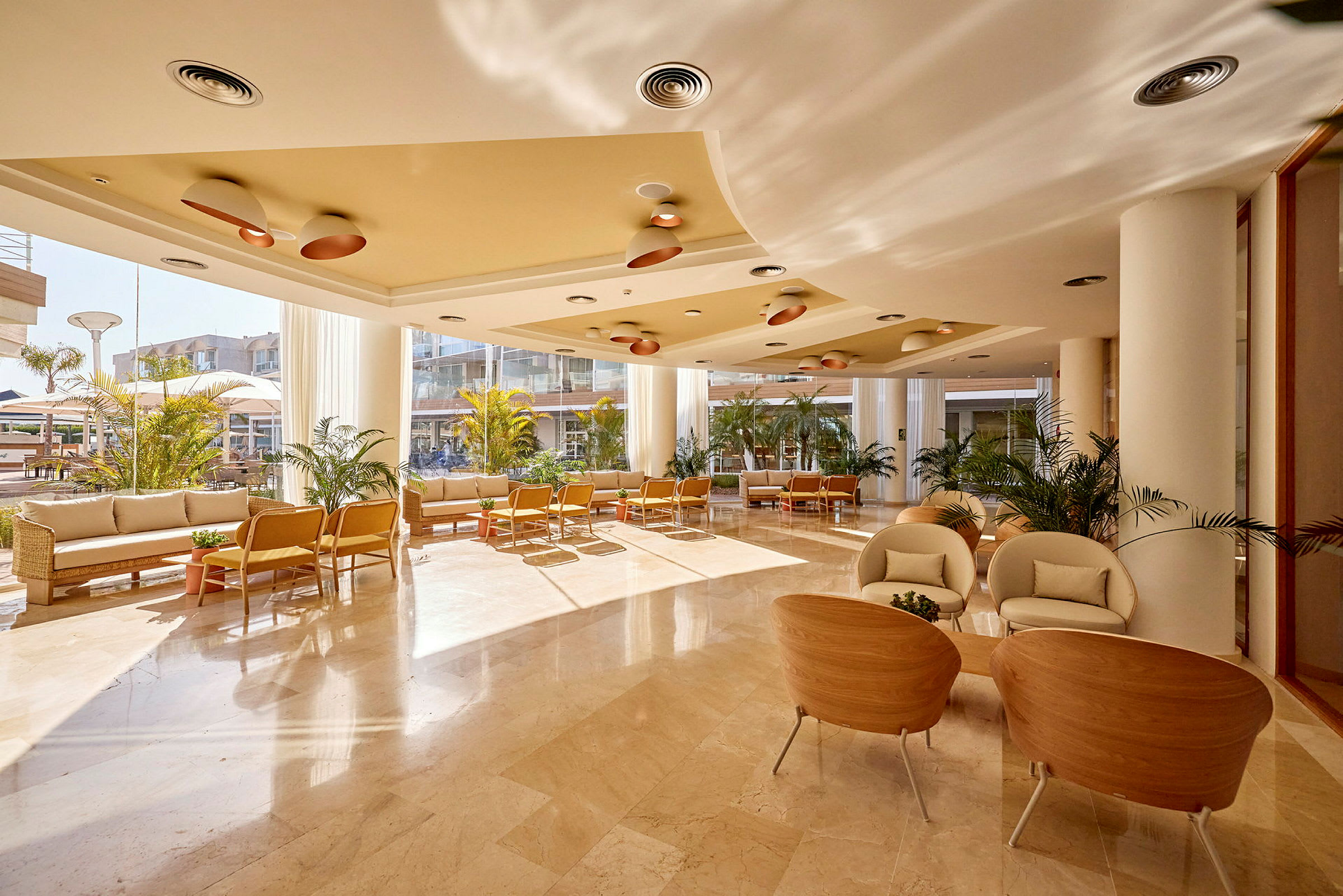 En ljus och modern hotellobby med sittmöbler och dekorativa växter. (AI-genererad text)