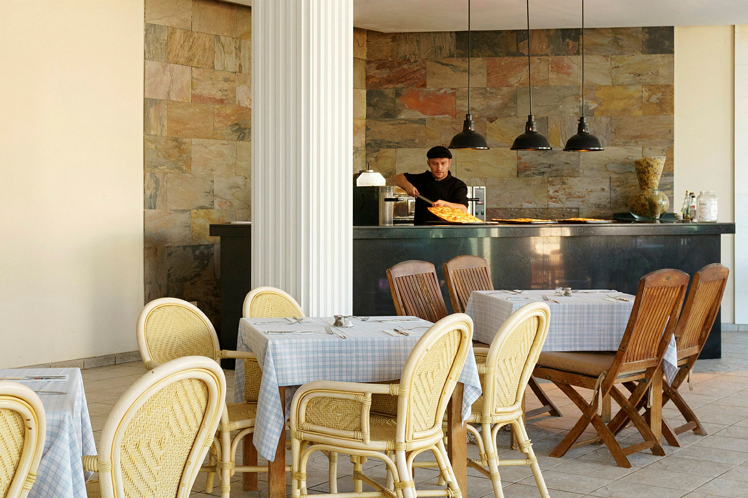 Matbord och stolar framför en disk i en restaurang. (AI-genererad text)