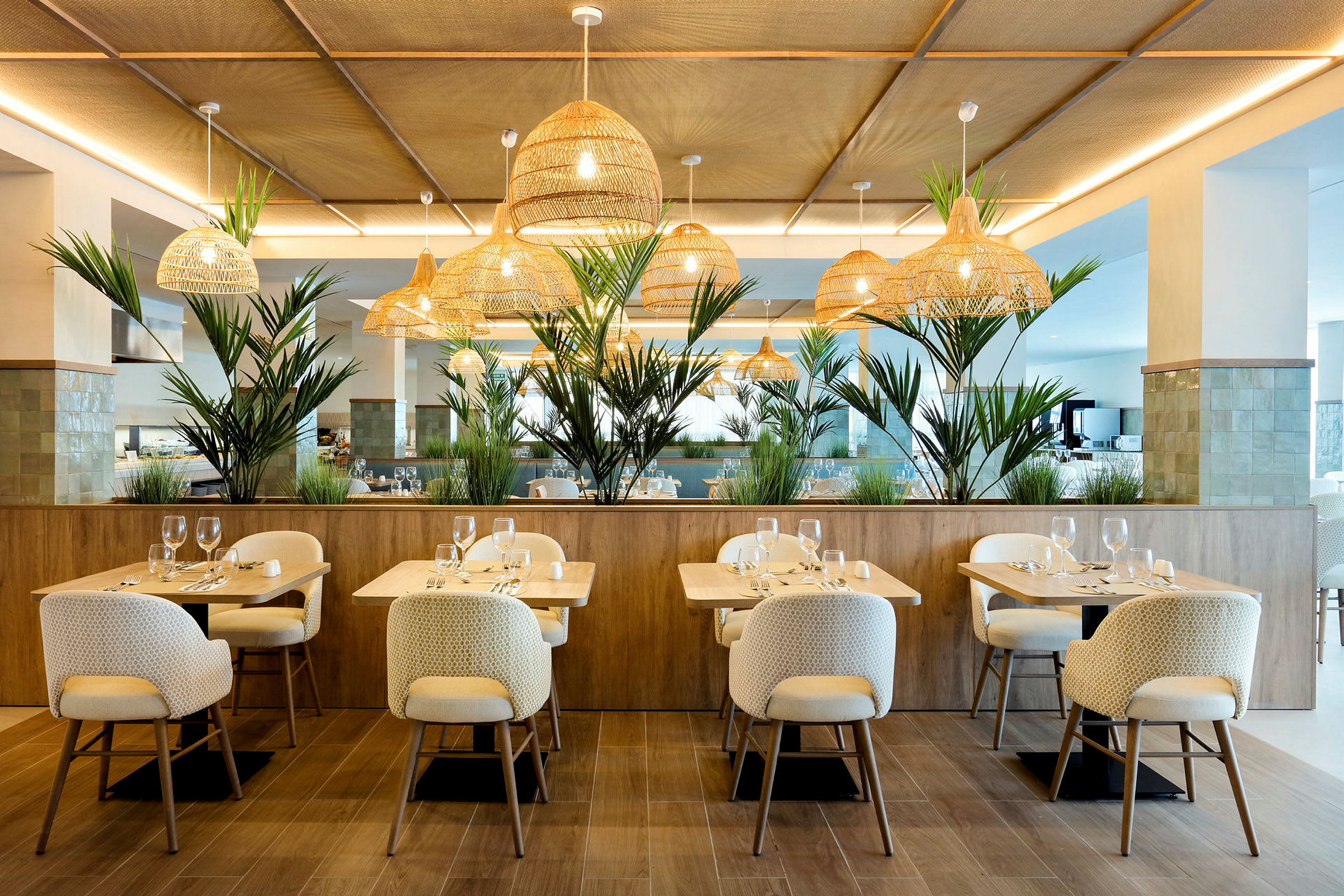 Elegant restauranginteriör med modernt möblemang och hängande lampor. (AI-genererad text)