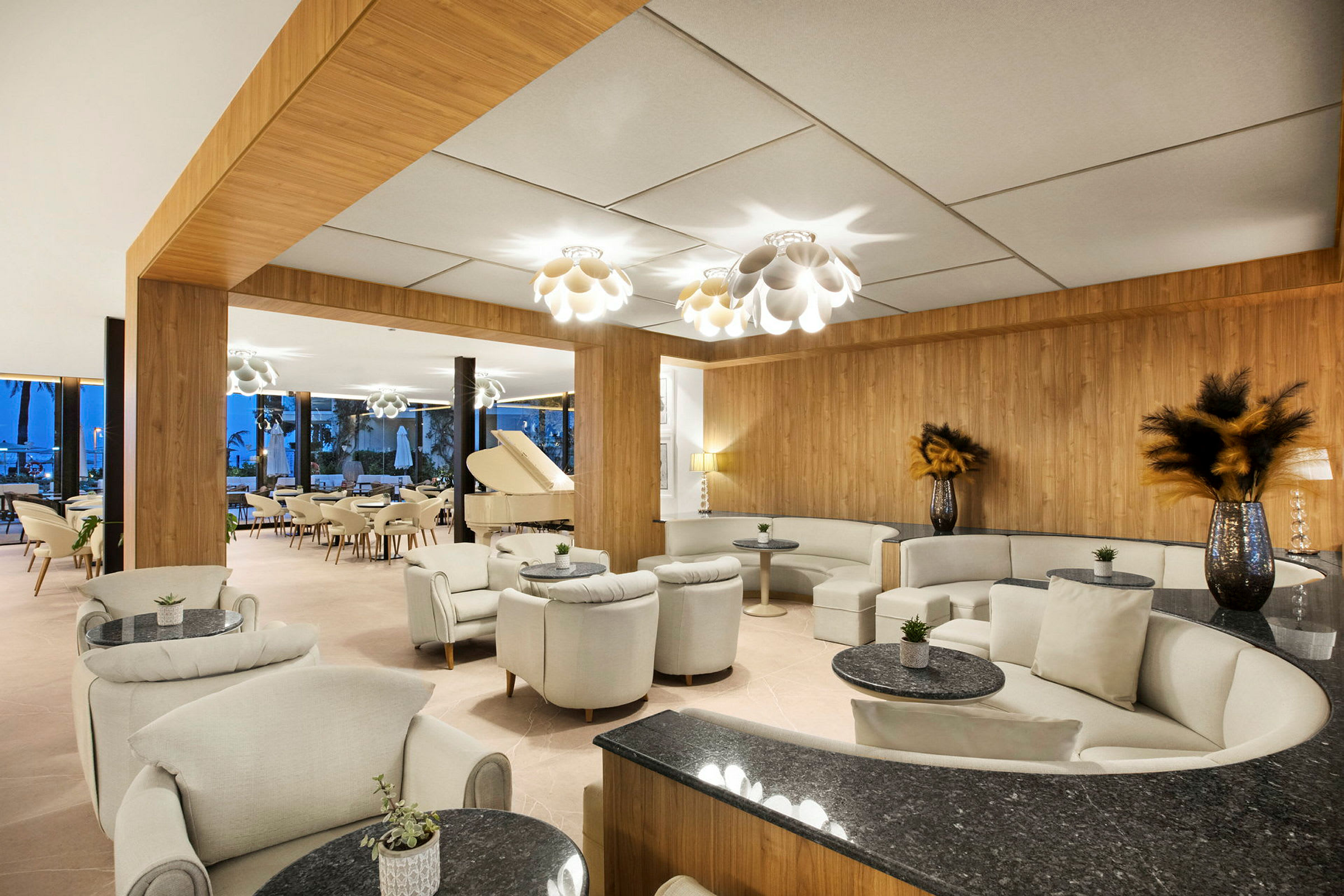 En elegant hotellobby med soffgrupper, små bord och en vit flygel. (AI-genererad text)