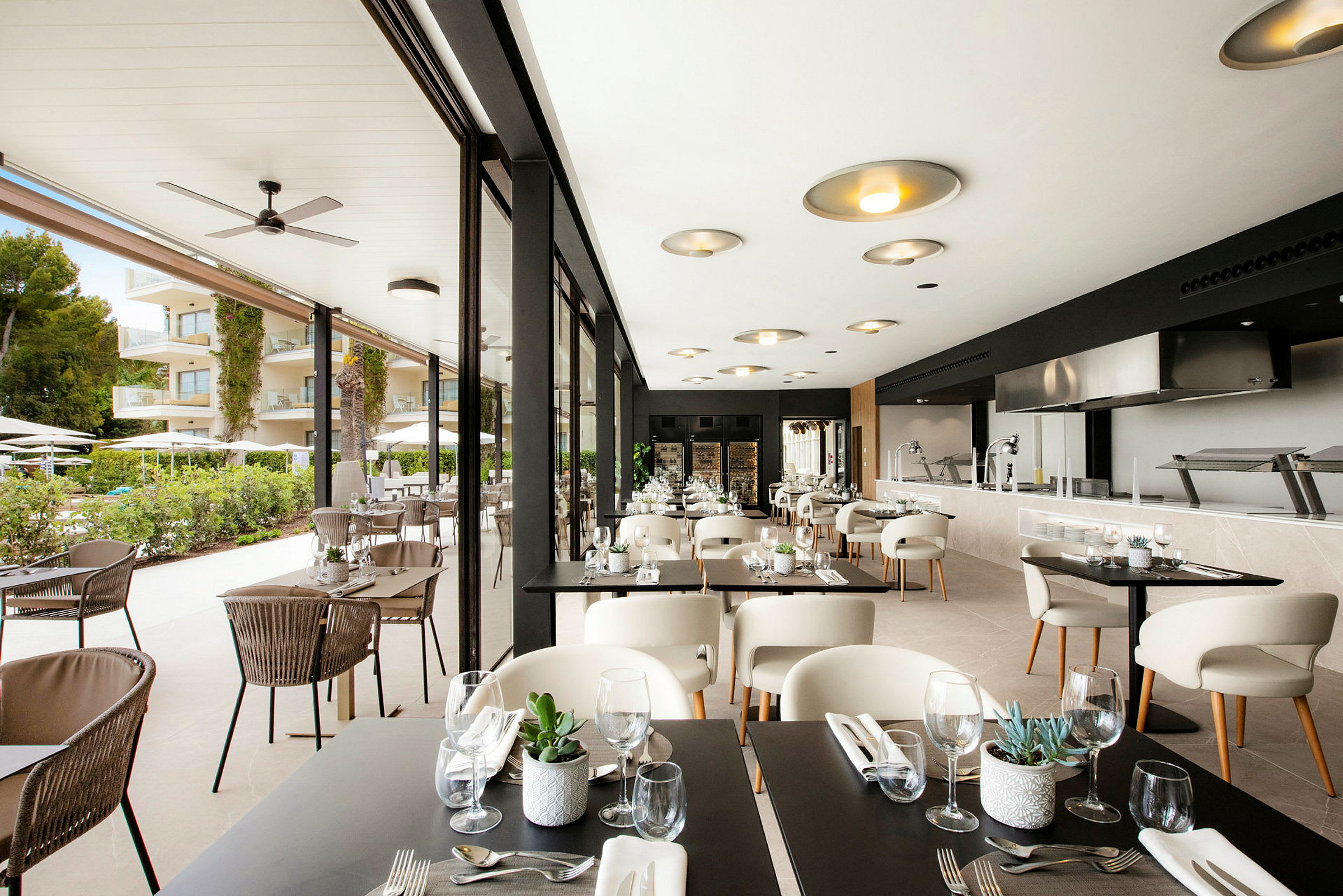 Modern restaurang med bords- och sittplatser både inomhus och utomhus. (AI-genererad text)