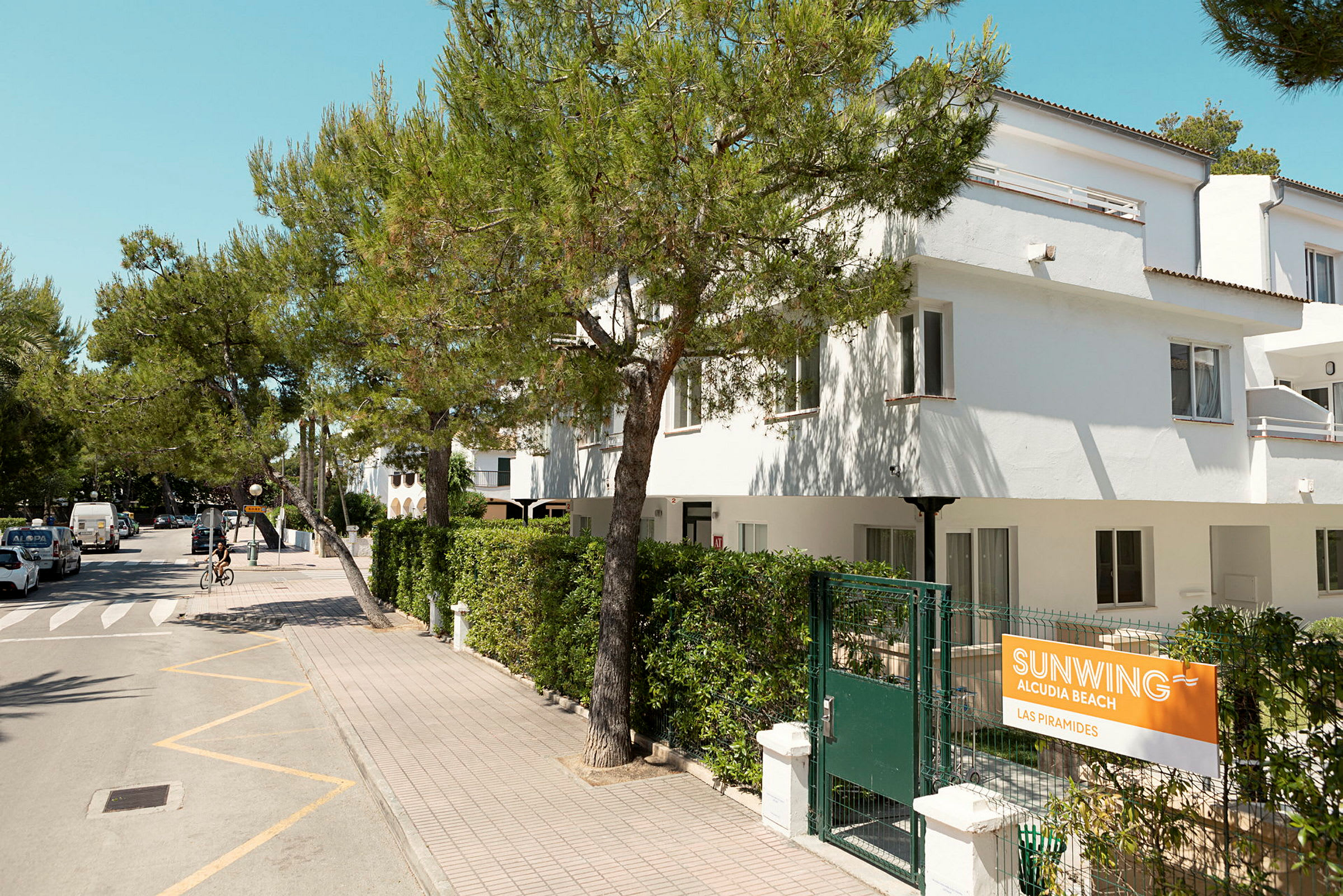 Hotell Sunwing Alcudia Beach Las Piramides med grönska och träddäck. (AI-genererad text)