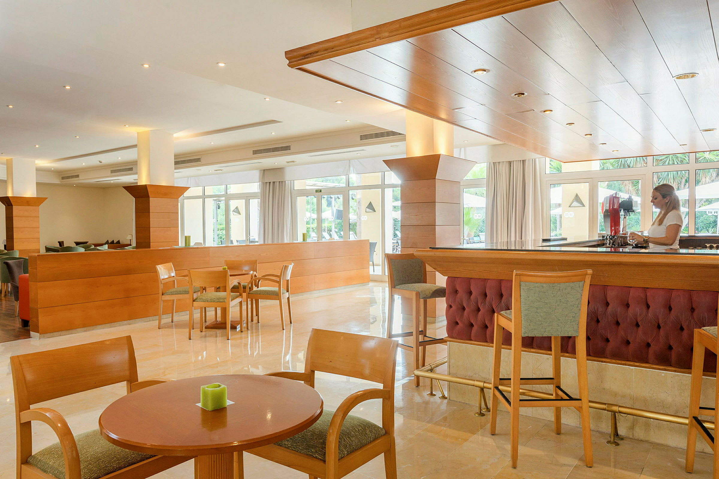 Interiör av en hotellbar och lounge med trädetaljer och sittgrupper. (AI-genererad text)