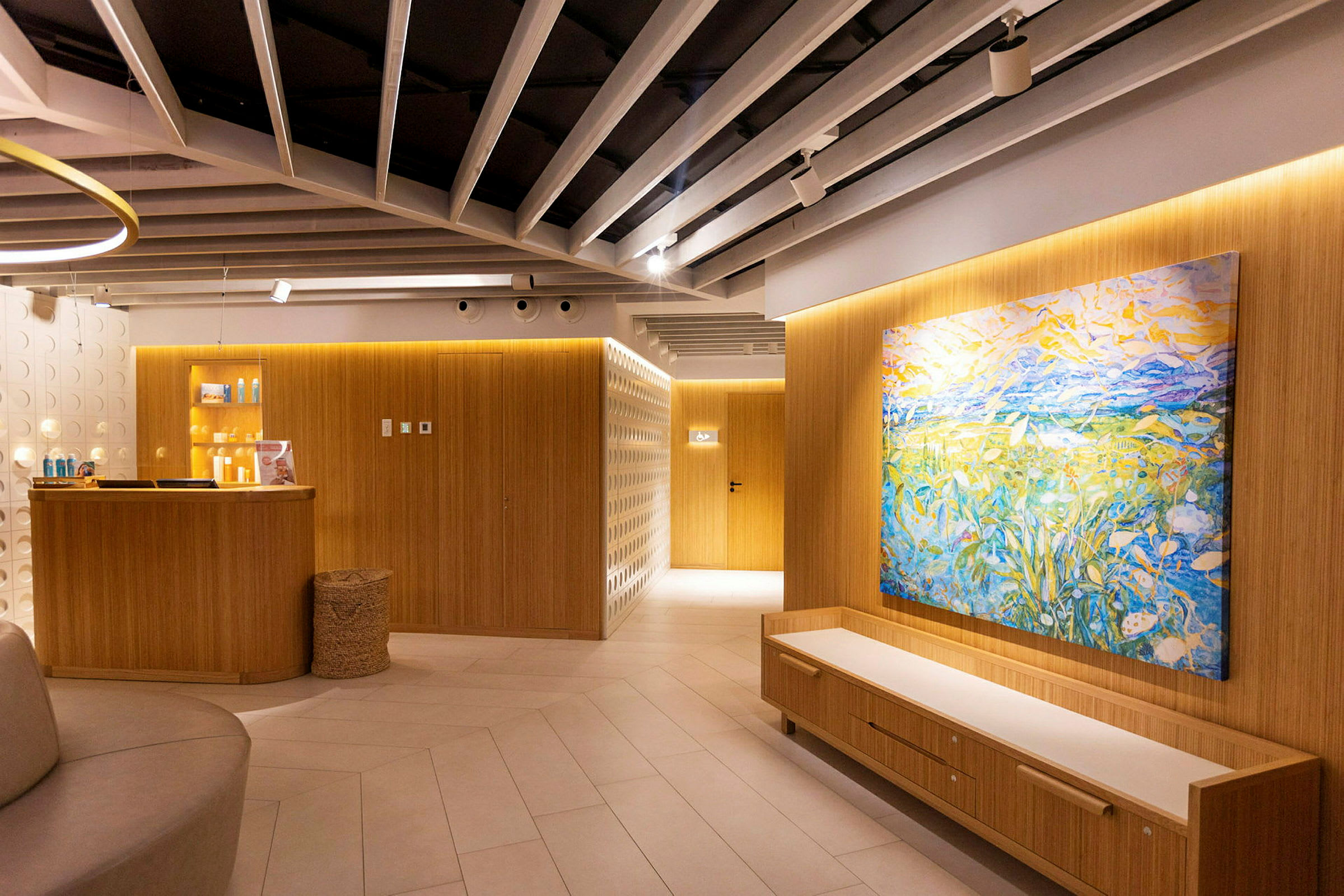 En modern reception med träinredning och ett färgglatt konstverk på väggen. (AI-genererad text)