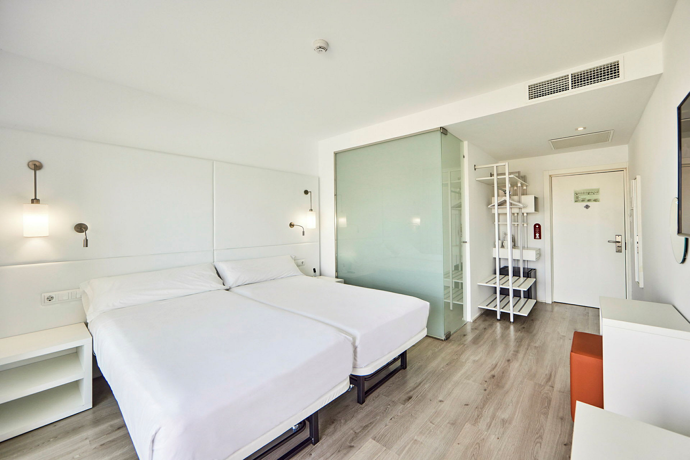 Ett ljust och modernt inrett hotellrum. (AI-genererad text)