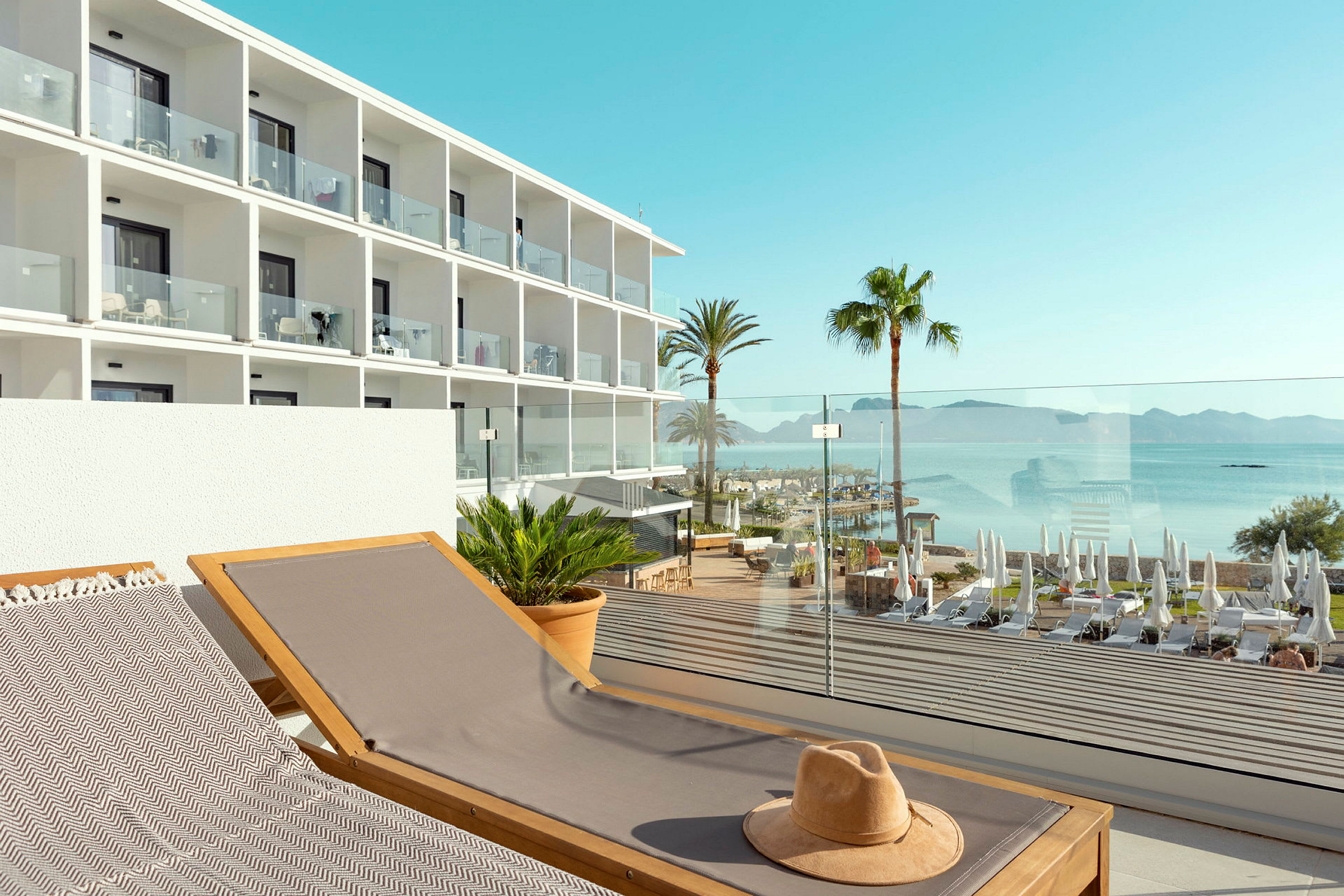 Solstolar vid hotell med havsutsikt. (AI-genererad text)