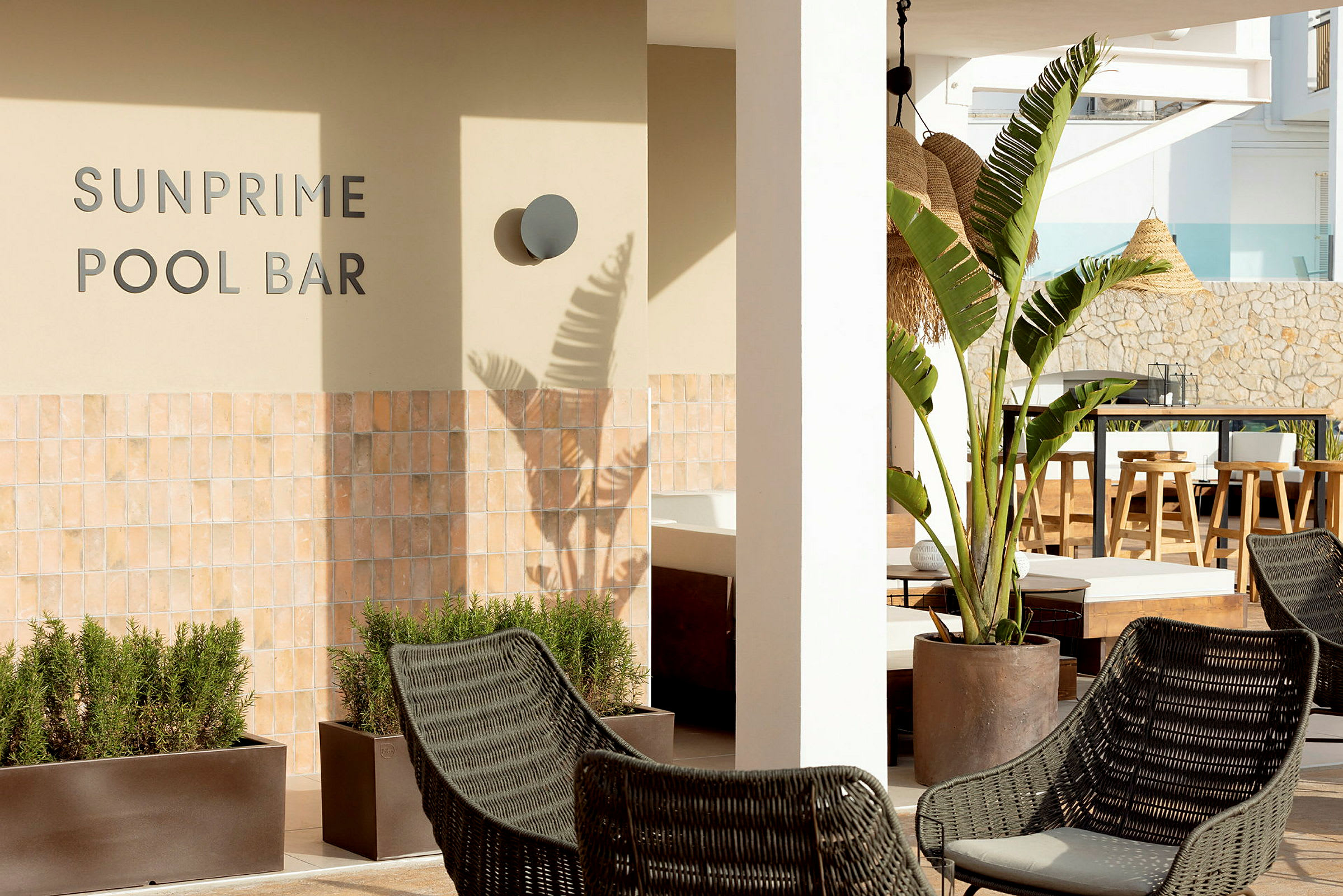 Utomhusområde med möbler vid Sunprime Pool Bar. (AI-genererad text)
