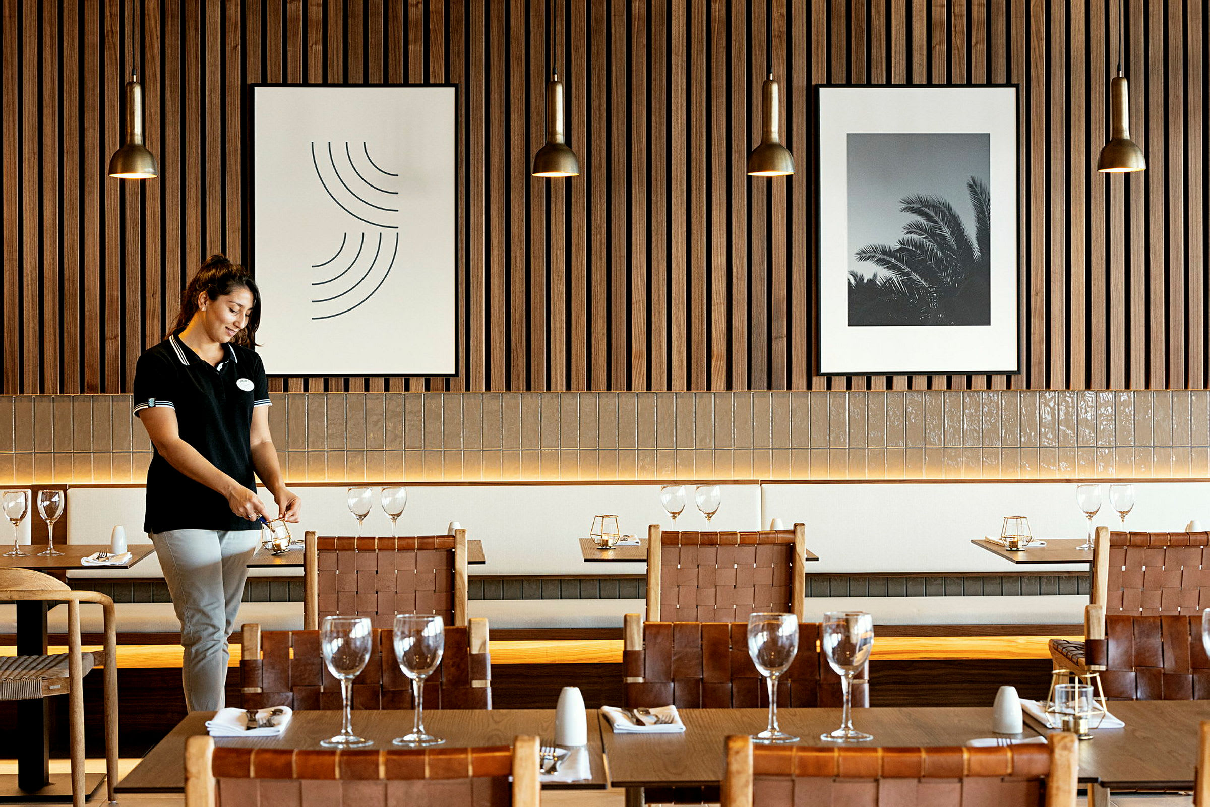 Interiör av en restaurang med uppdukade bord och moderna detaljer. (AI-genererad text)