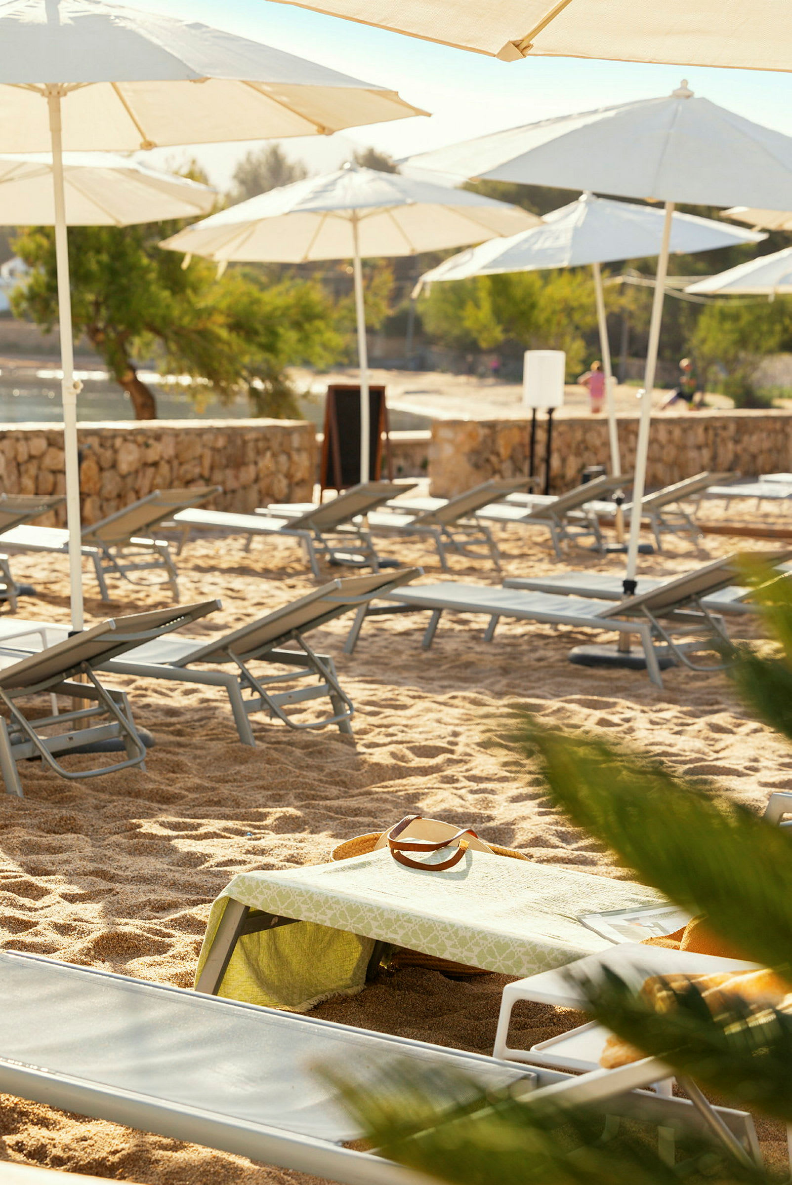 Strand med solstolar och parasoller. (AI-genererad text)