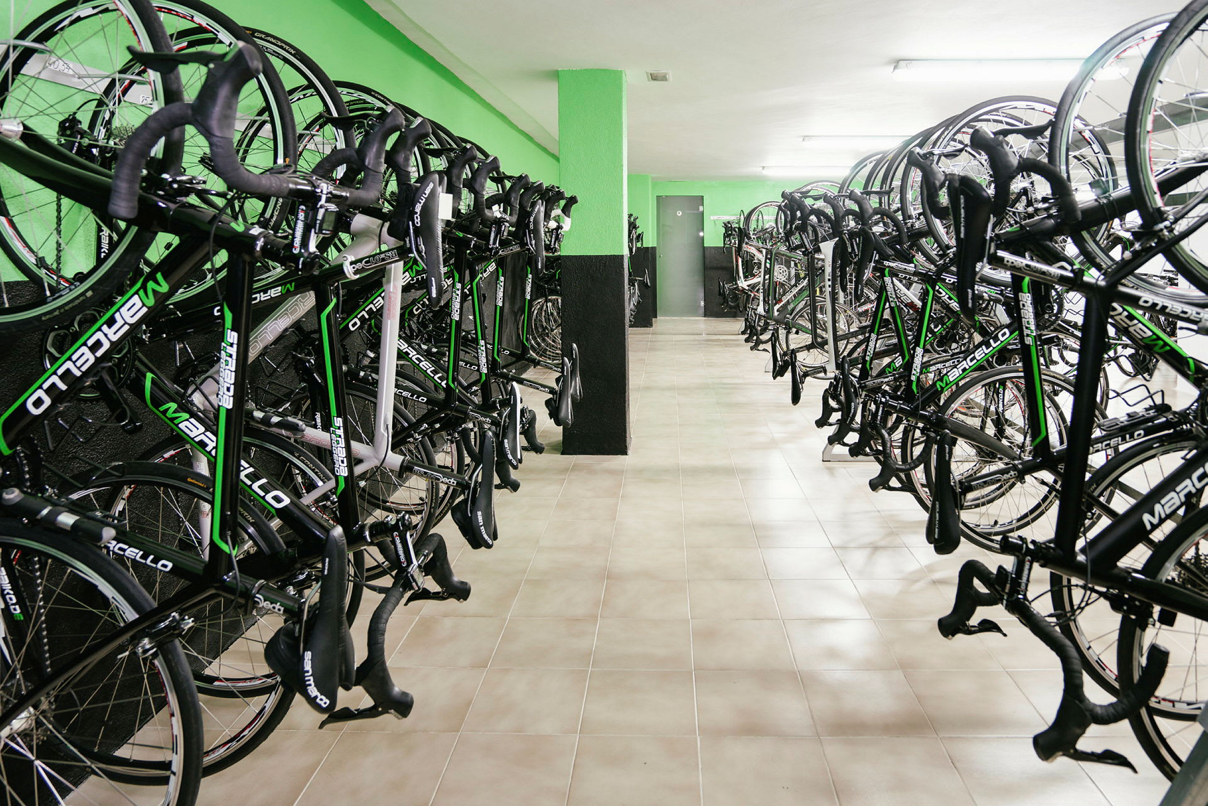 Cyklar upphängda på rad i ett rum. (AI-genererad text)