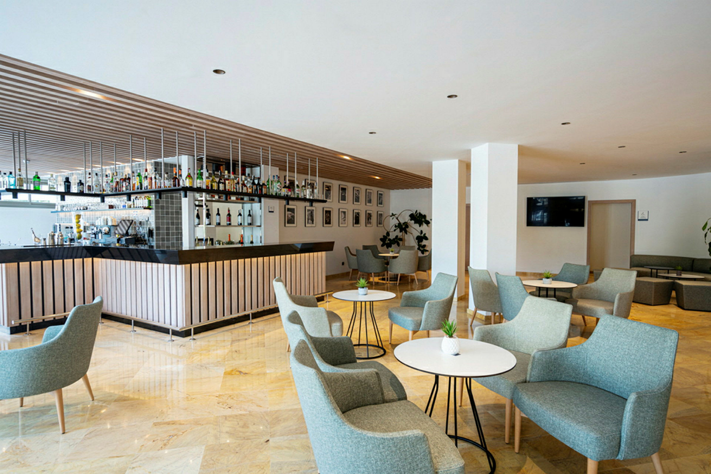 Interiör av en modern bar med sittplatser och bord. (AI-genererad text)