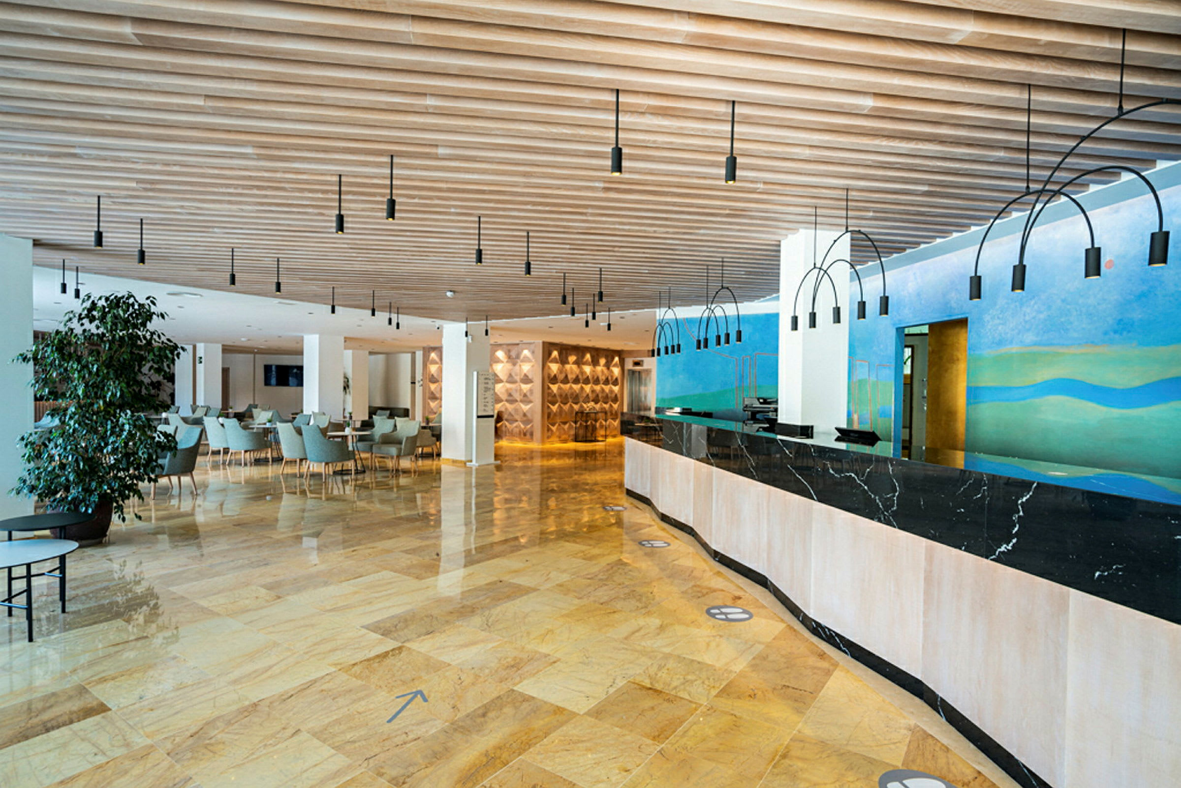Interiören av en hotellreception med moderna möbler och ljus inredning. (AI-genererad text)
