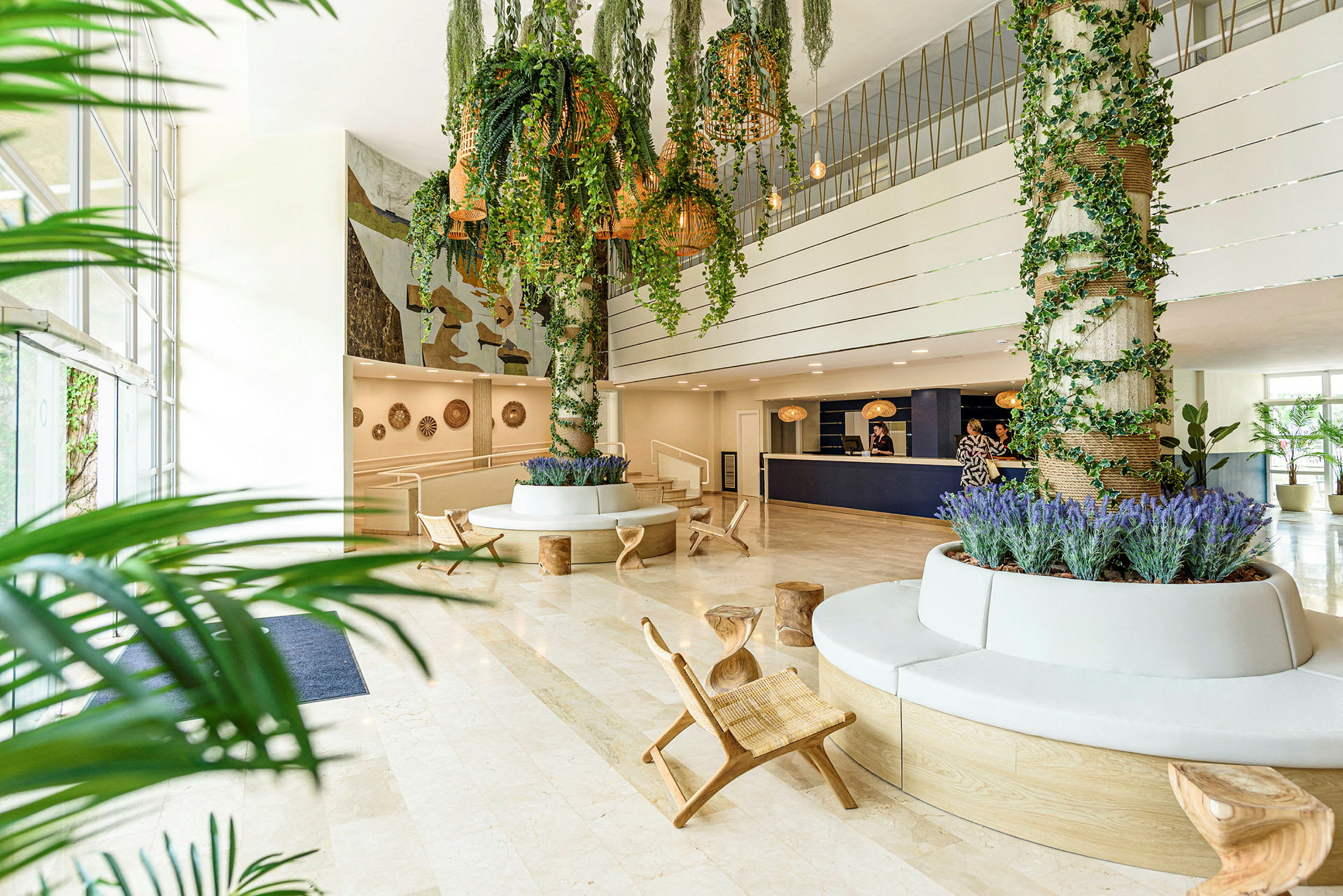 Ljus och modern hotellobby med växtdekorationer och reception. (AI-genererad text)