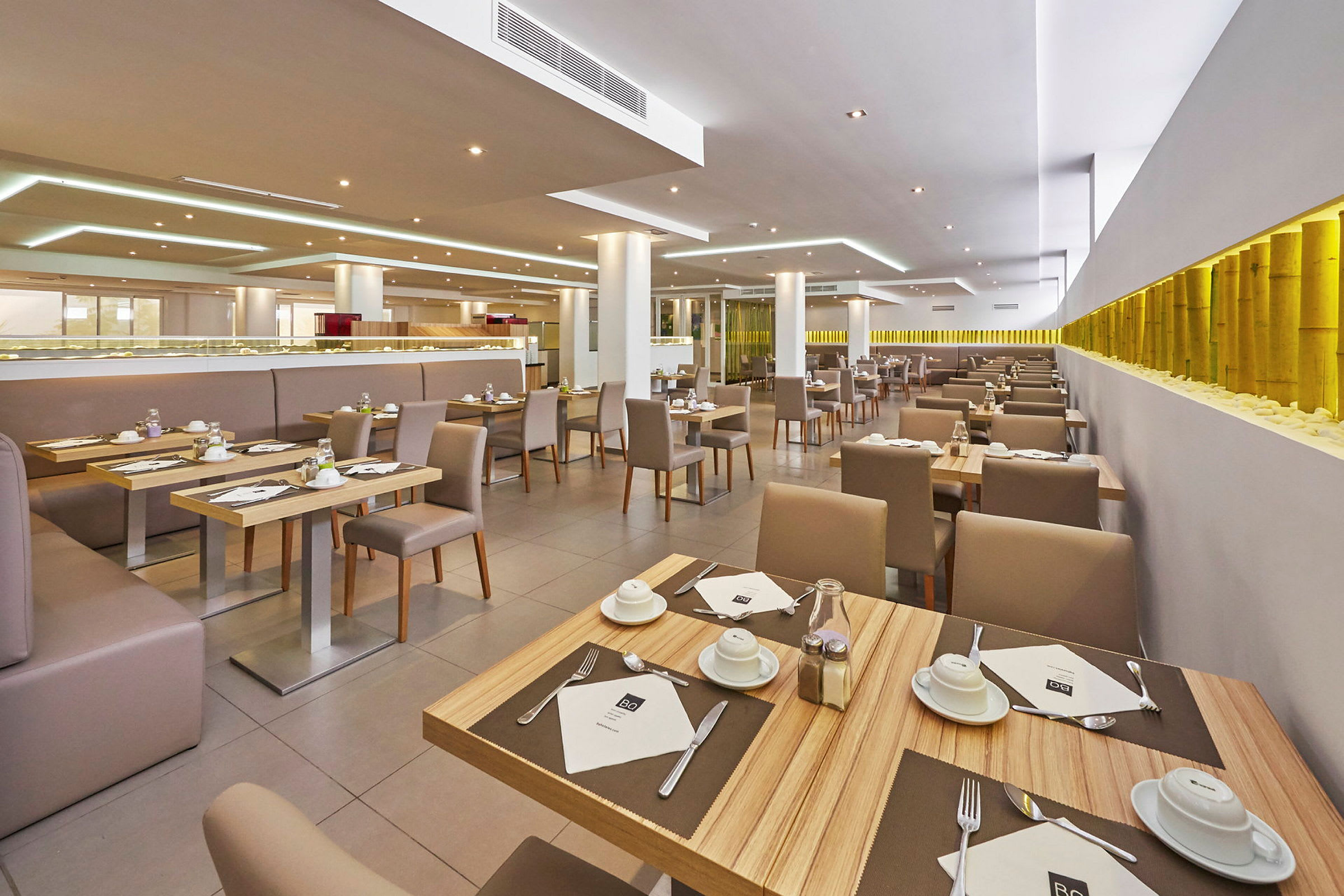 En modern restaurang med dukade bord och bekväma stolar. (AI-genererad text)