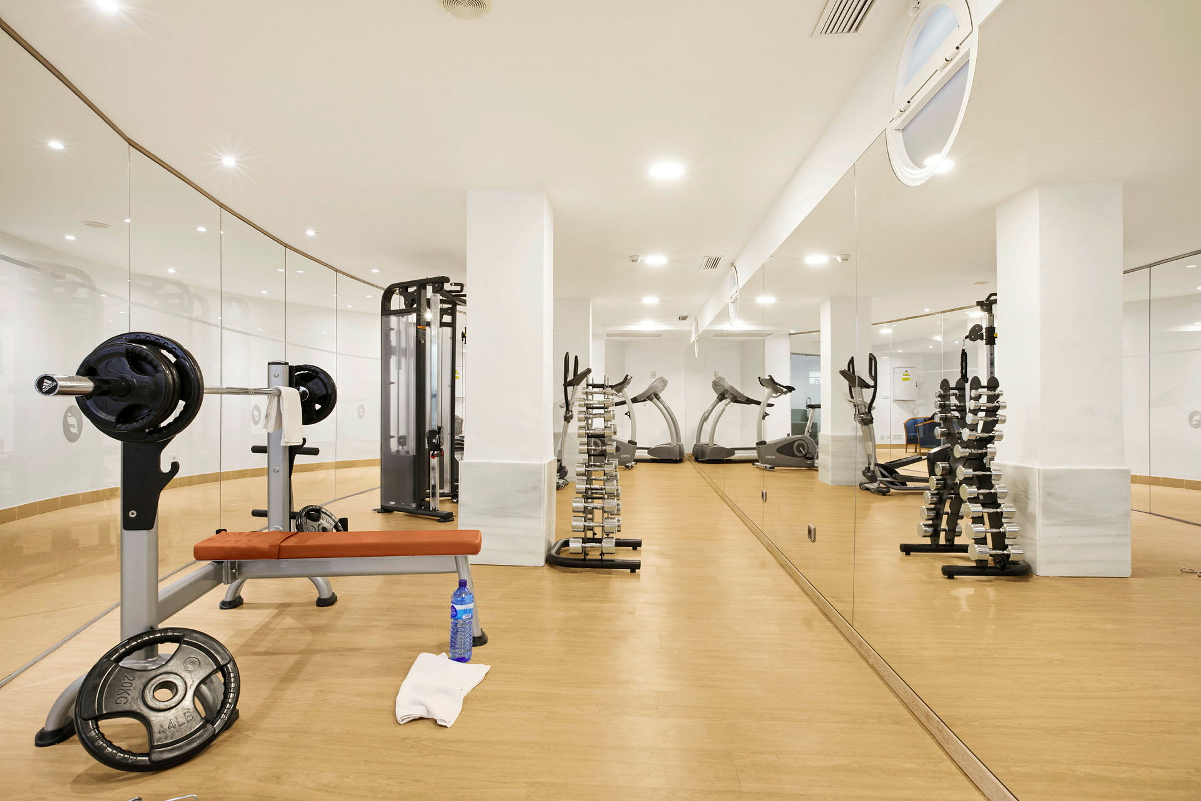 Gym med träningsutrustning och vikter. (AI-genererad text)