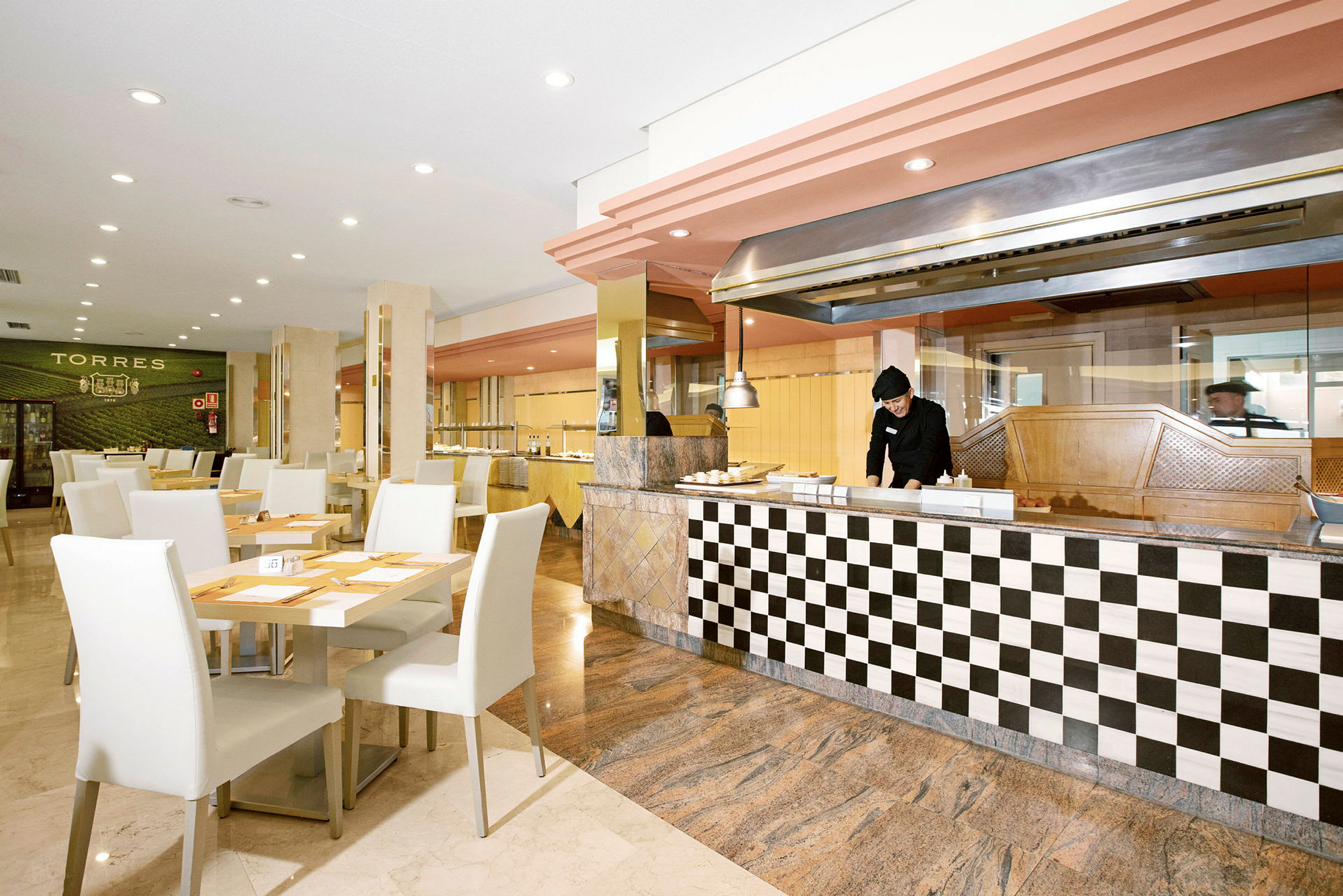 Restaurang med bordsplatser och en serveringsdisk. (AI-genererad text)