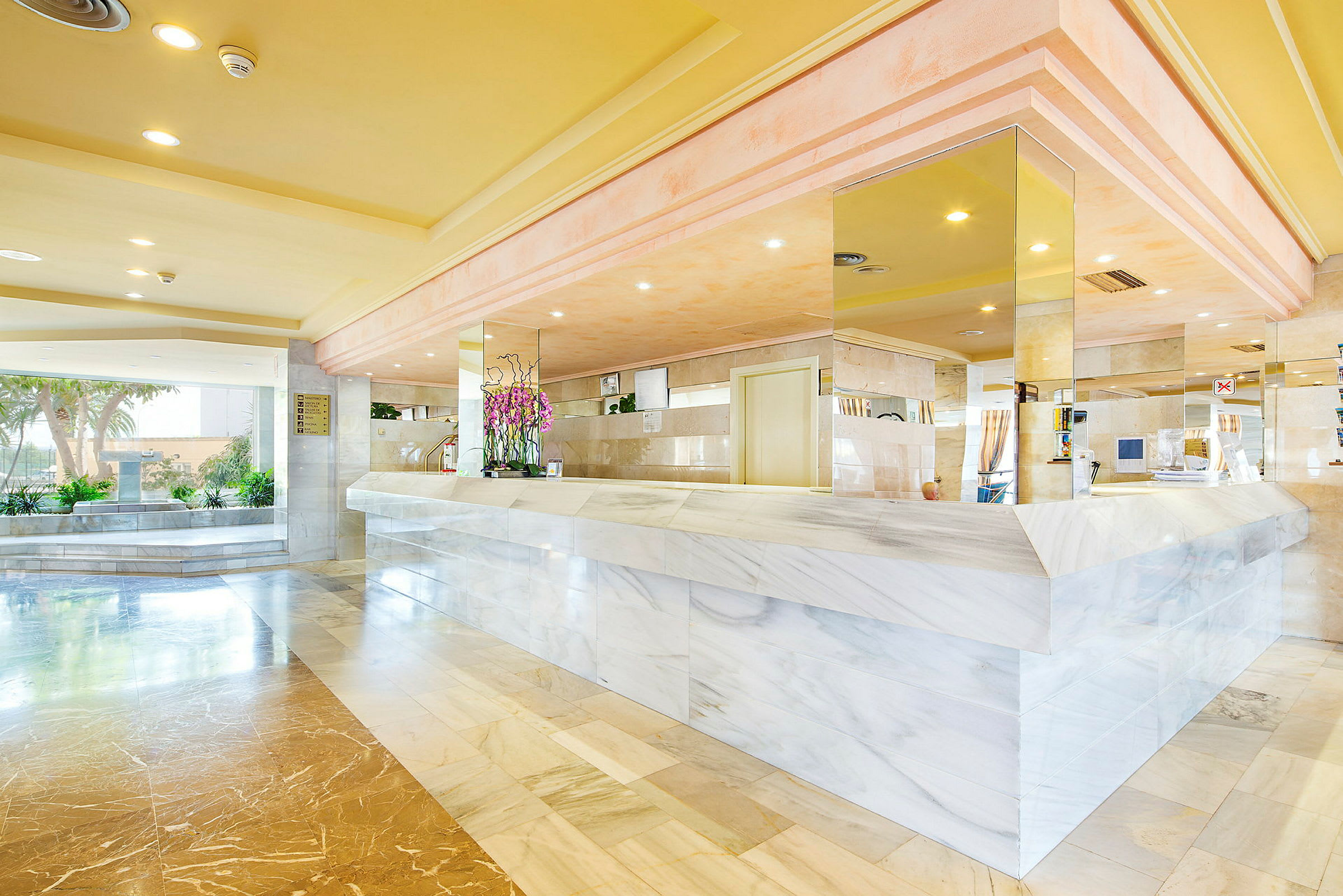 Reception med desk i marmor och speglar. (AI-genererad text)
