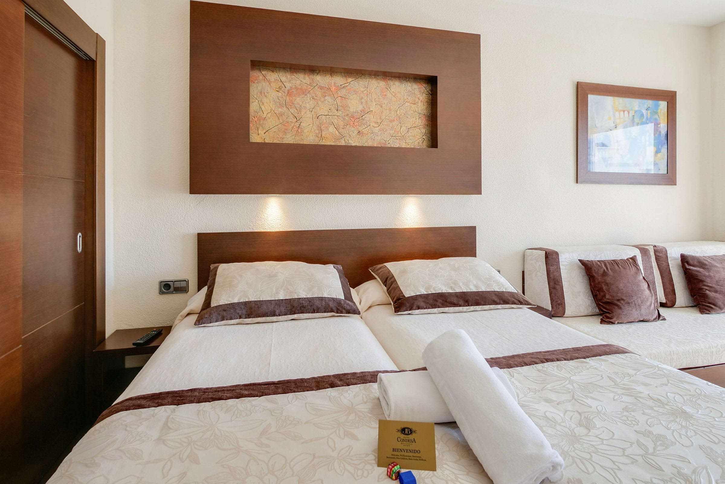 Hotellsäng med träinredning och vita sängkläder (AI-genererad text)