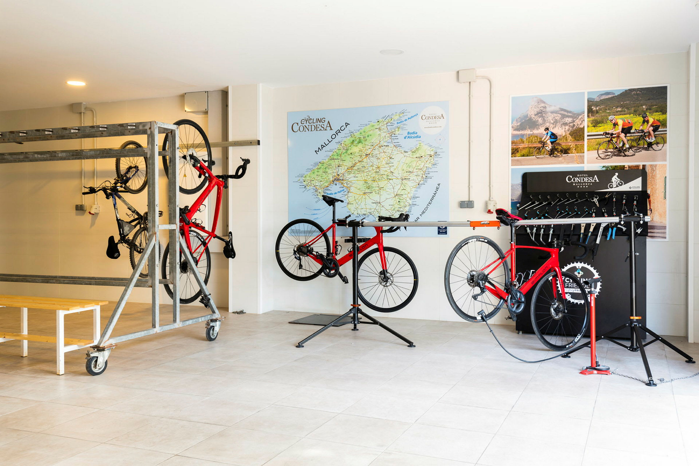 En cykelverkstad med ställ för cyklar och verktyg på Mallorca. (AI-genererad text)