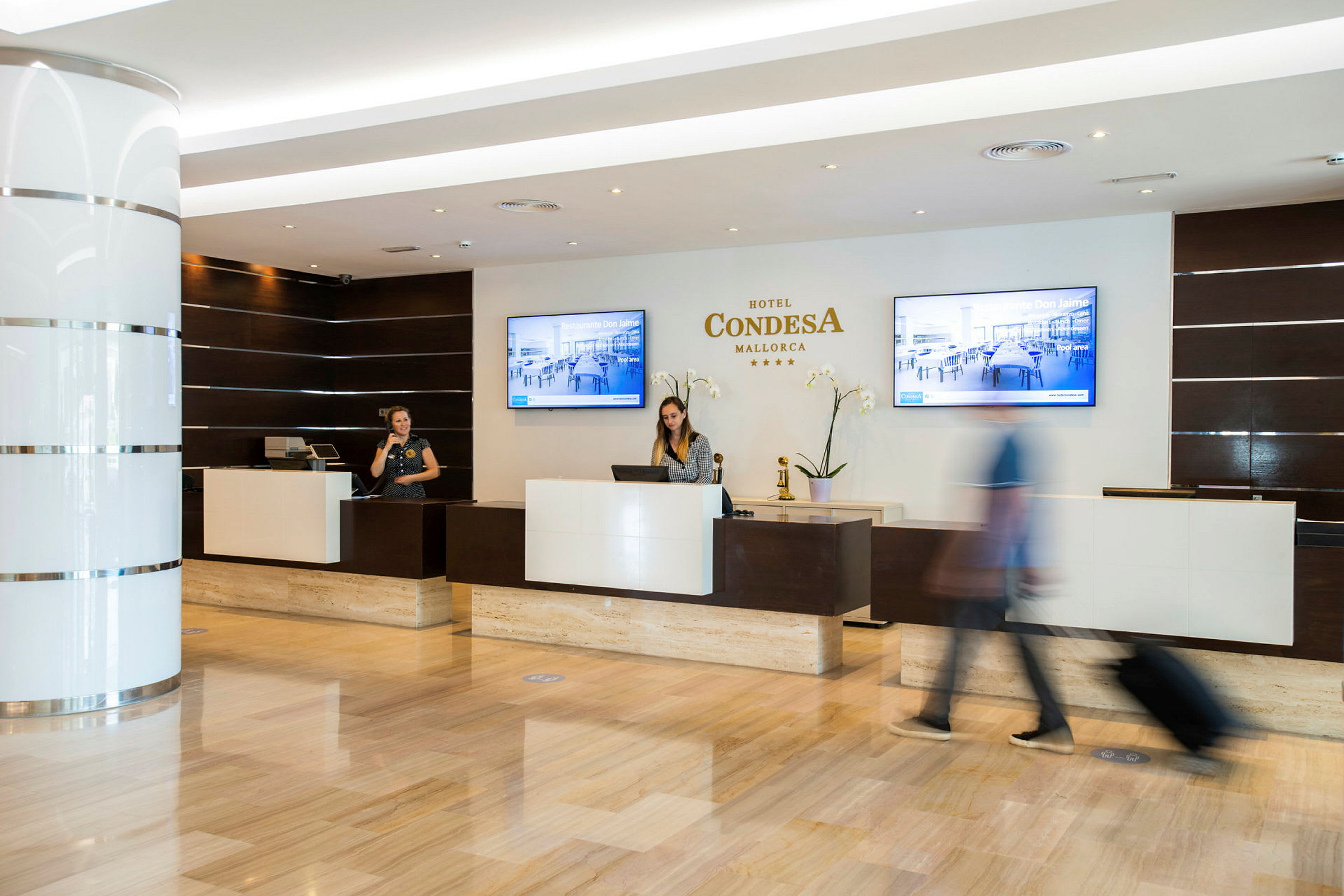 Hotellreception med marmorgolv och samtida inredning. (AI-genererad text)