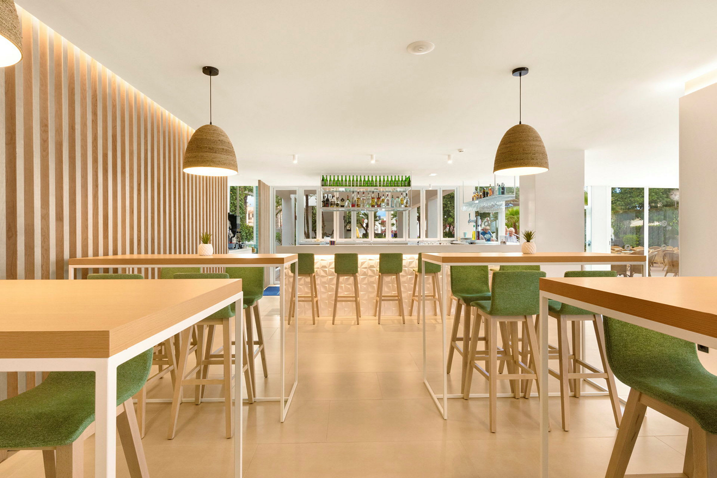 En modern bardesign med höga stolar och belysning. (AI-genererad text)