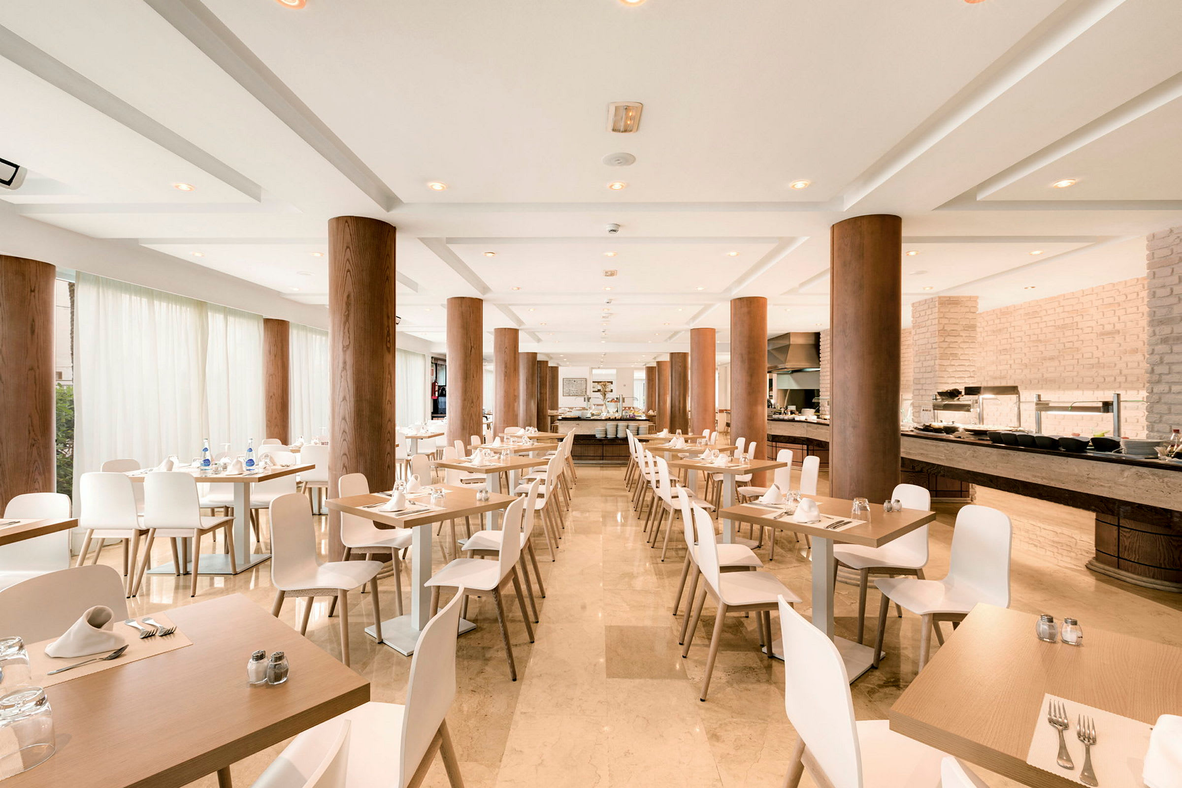 Modernt möblerad restaurang med dukade bord och stora träpelare. (AI-genererad text)