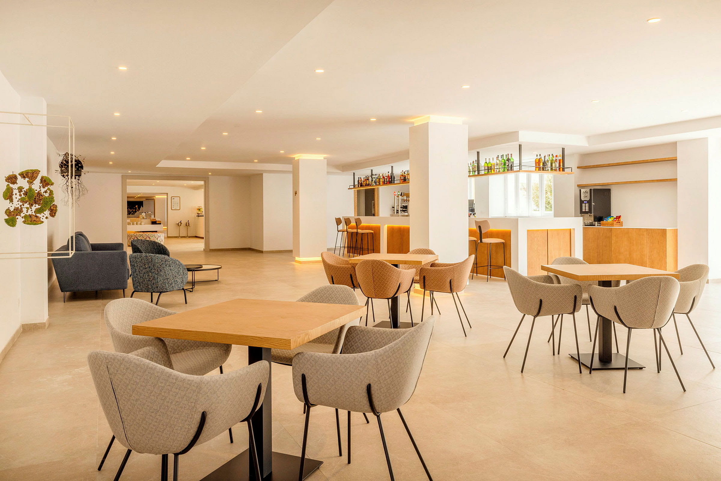 En modern loungemiljö med bord och stolar samt en bar. (AI-genererad text)
