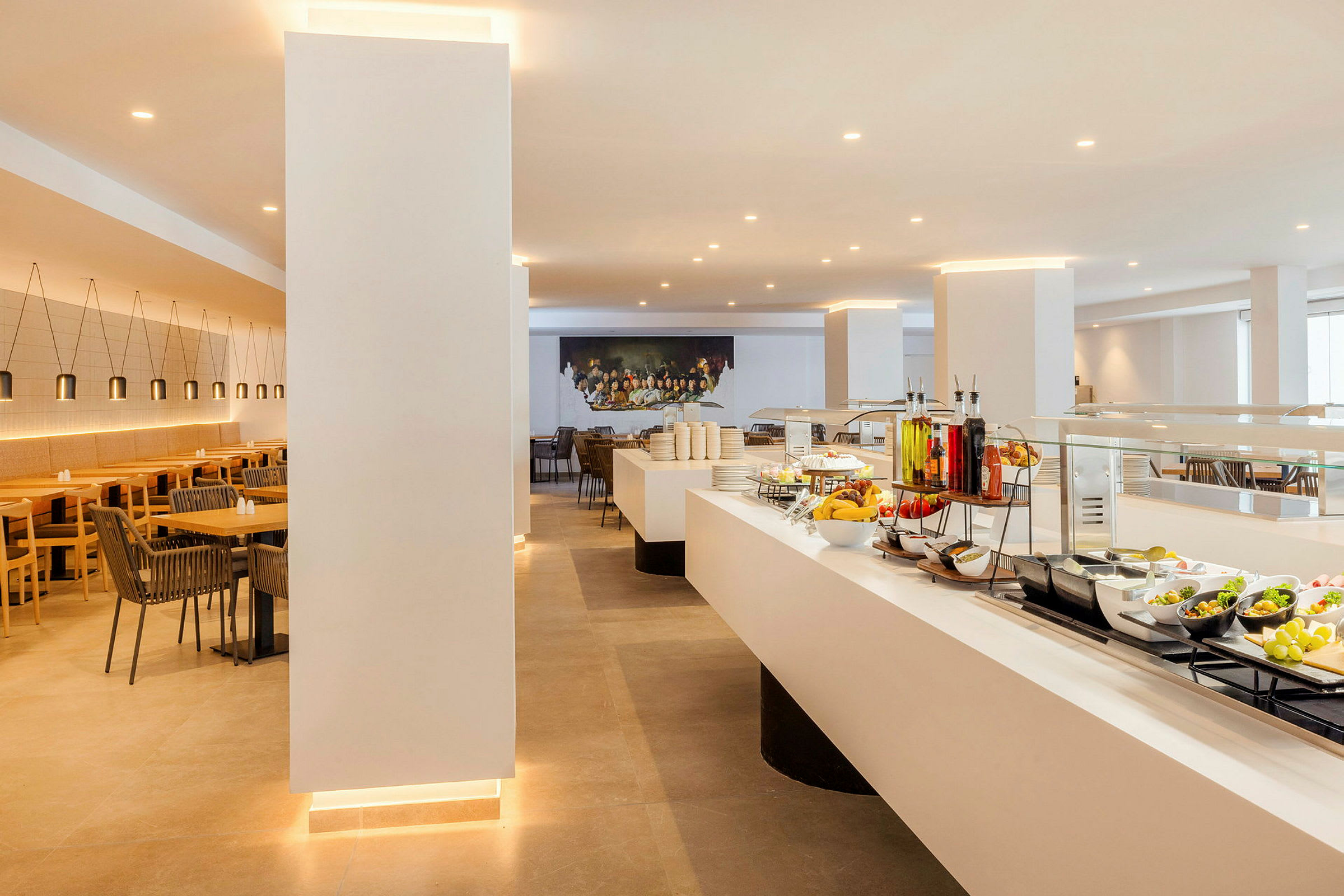 Bild på en ljus och modern restaurang med buffésystem och sittplatser. (AI-genererad text)