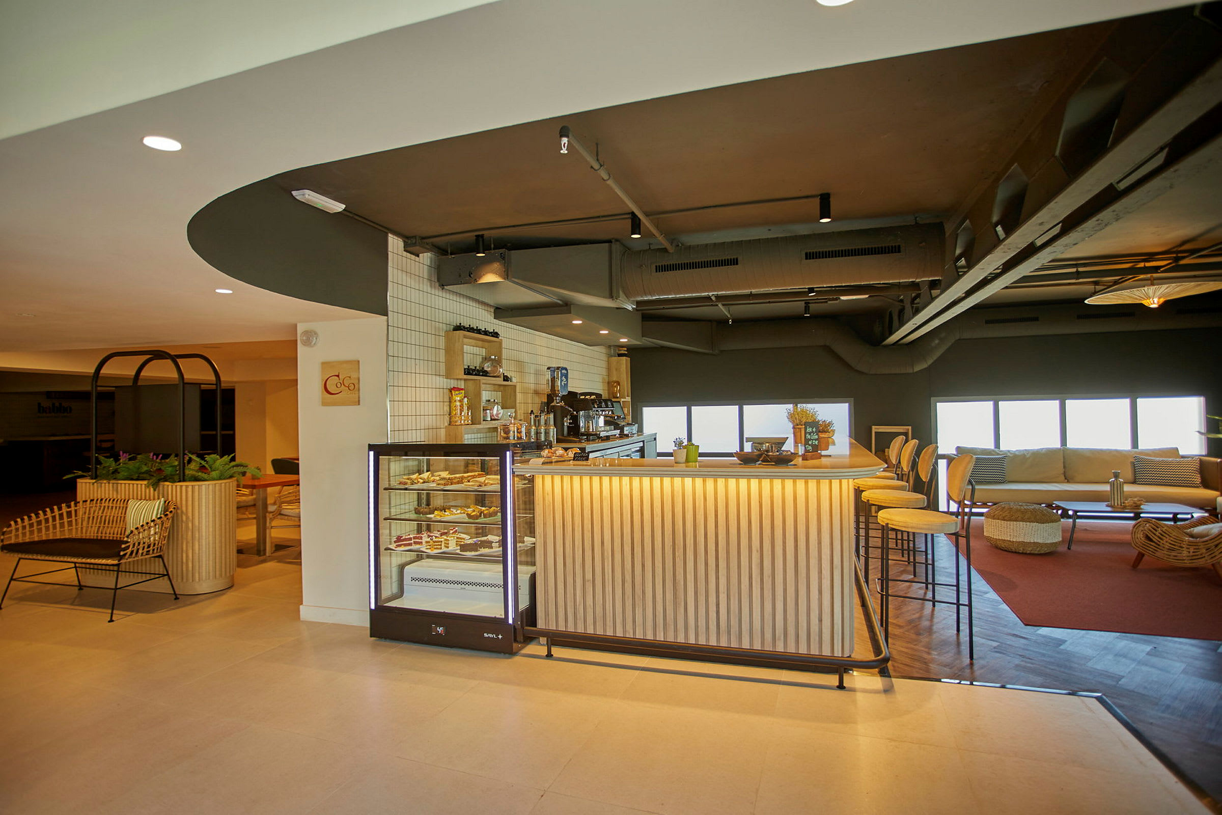 Interiör av ett kafé med en bardisk, stolar och en sittgrupp. (AI-genererad text)