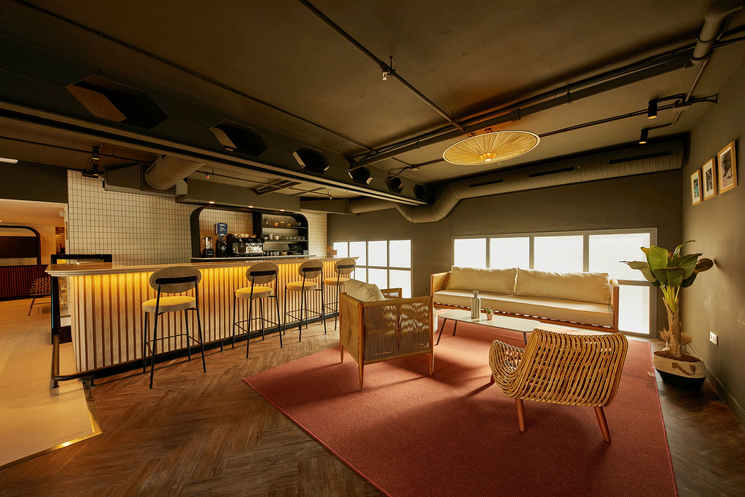 En modern lounge med bar, soffor och fåtöljer. (AI-genererad text)
