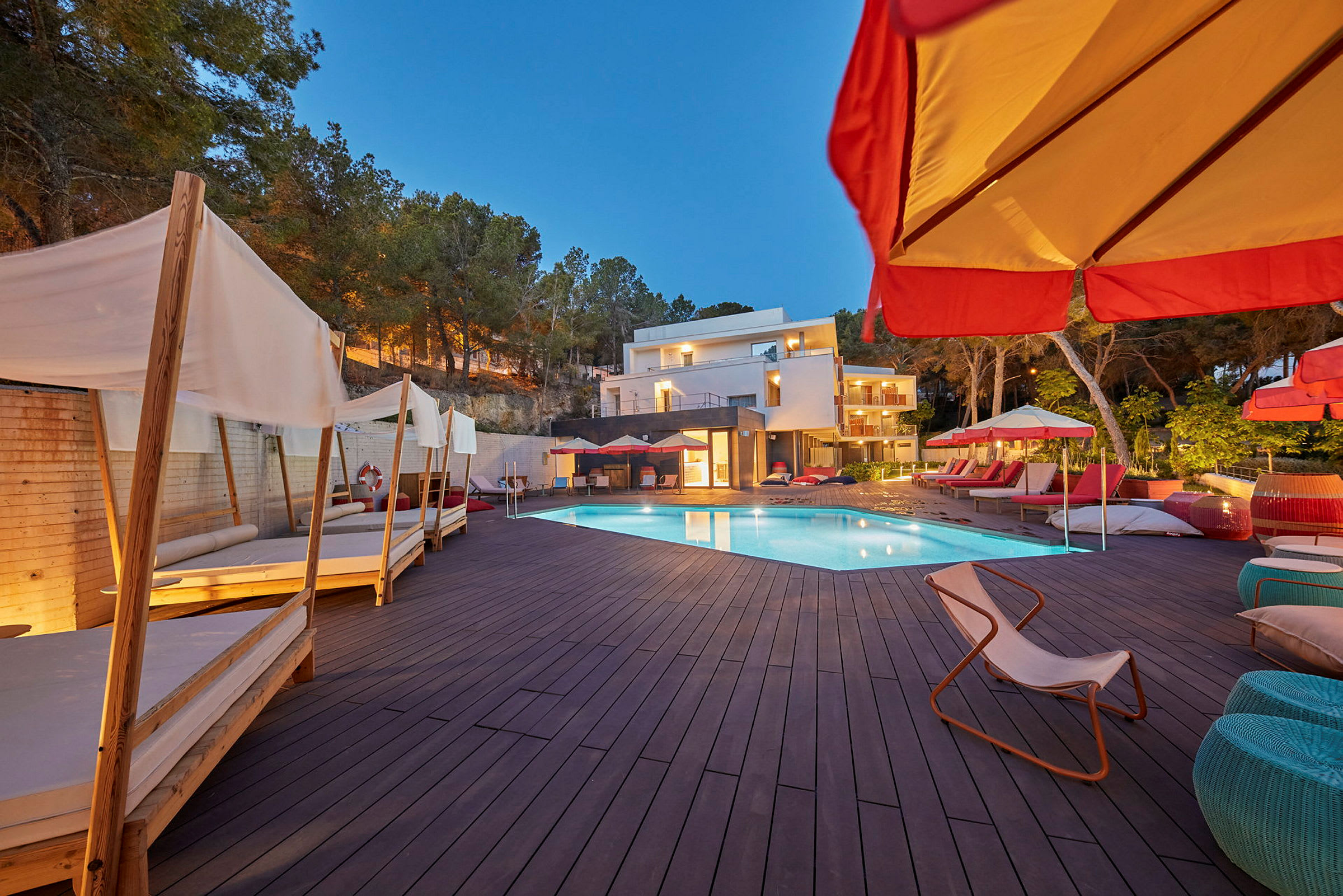 Utomhuspool med solstolar och parasoller vid ett hotell. (AI-genererad text)